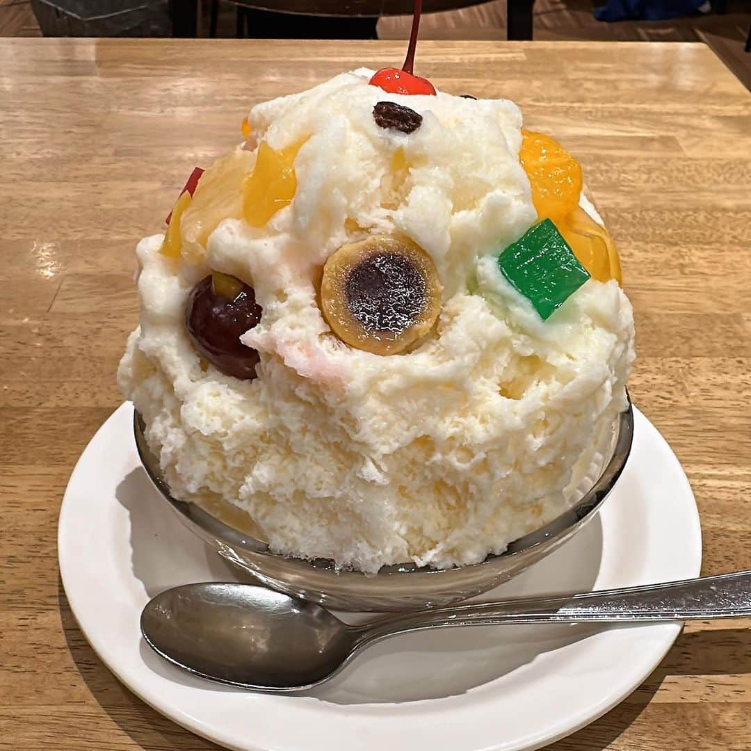 山岸久朗さんのインスタグラム写真 - (山岸久朗Instagram)「🍧 鹿児島爆食ツアー①  鹿児島のソウルフード？かき氷の「白熊」。白熊の顔に見えるかららしい。見えるか⁉️笑笑  順番間違えてかき氷から食べてもうた俺のアホ！アホ！  #俺のアホアホシリーズ  #むじゃき #天文館むじゃき  #白熊 #天文館むじゃきの白熊  #氷白熊 #白熊菓琲  #天文館 #天文館グルメ  #天文館カフェ  #天文館スイーツ #天文館ランチ #かき氷 #🍧 #かきごおりすと  #天文館かき氷  #鹿児島 #鹿児島かき氷  #鹿児島カフェ  #鹿児島スイーツ  #kagoshimafan  #kakigori  #kakigori🍧  #shirokuma #shaveice  #mujaki」7月5日 12時11分 - yamaben