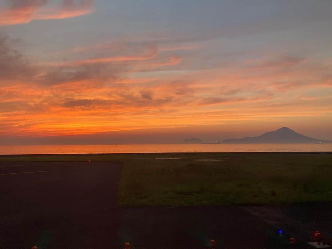 久保井朝美のインスタグラム：「✈️ お城めぐりの帰り道🏯  心洗われる夕焼けに 送り出されました💓  そして 夜景が迎えてくれた🌃  ちなみに今週は また違うお城にいます🤗  石も土も楽しいお城🏯 Twitterにアップしました🕊️  #夕焼けが好き #お城めぐり #飛行機からの眺め #マジックアワーの空」