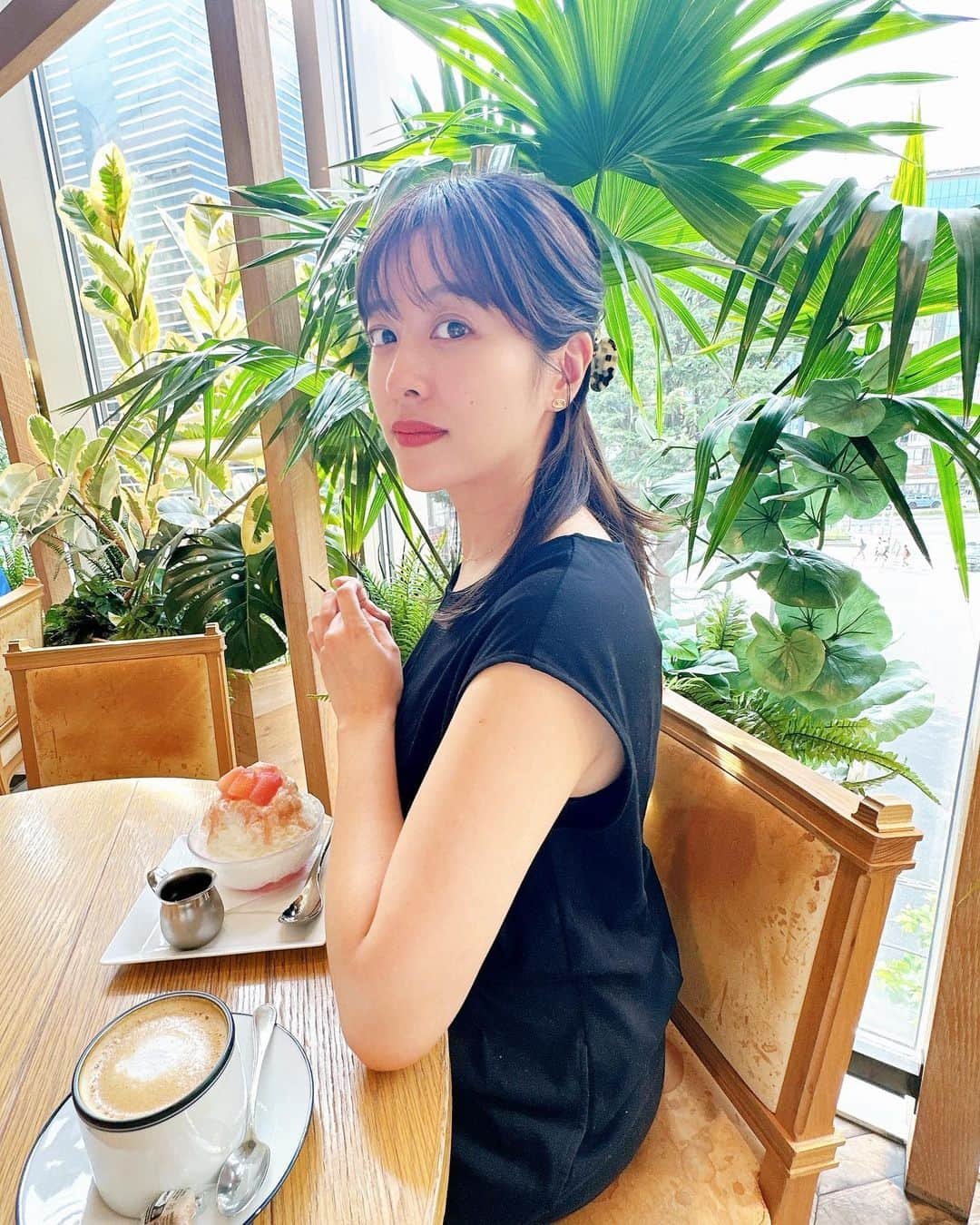 佐藤あやのインスタグラム：「暑すぎる日が続いてますね。。 湿気もあるから髪も広がる🤣  最近は @franceluxejapan のクリップが大活躍で、毛量多めの私の髪もまとめることができるのでいつも持ち歩いてます👱🏻‍♀️ ハーフアップも１つにまとめるのもどっちもできるサイズ感。 重宝してます✨  こちらのオンラインショップで使える10%オフクーポンを発行していただいたので良かったらお使いください💕  私も愛用している大人気のヘアゴム（これがまた めっちゃいいの🥺✨）にも使えるのでこの機会にぜひ🫶🏻  🎁クーポンコード【flaya】  #franceluxejapan#franceluxe#ポニーテールチューブ#フランスラックス#ヘアクリップ#ヘアクリップアレンジ」