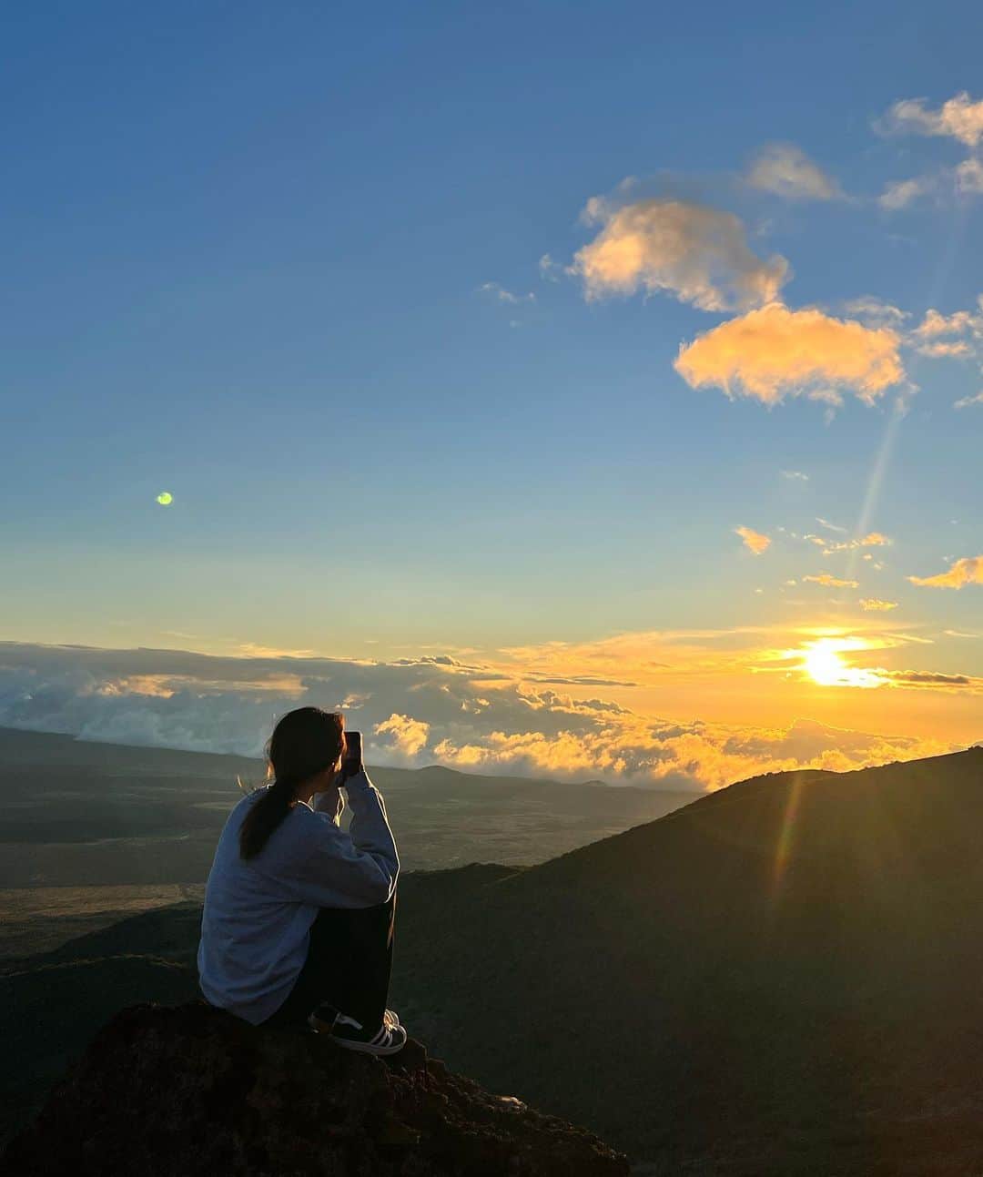 森戸知沙希さんのインスタグラム写真 - (森戸知沙希Instagram)「こちらはハワイ島に旅行した時の写真たち📷  ずーっとまっすぐな道でも景色が非日常的で飽きないの！ 自然のパワーに圧倒されてずっと、「すごい、すごい、、、」言ってた思い出…笑 夜は星を見ようと思って日が落ちるのを待っていたんですけど寒すぎて凍えてました。笑 でも夕日も星も綺麗によく見えたし、何より空の色がどんどん変わっていって本当に綺麗だった！ 　　　 　 I went to the Big island with my friends.It is known for the volcanoes. It was freezing while I was waiting for the sunset. Eventually, I could see a beautiful sunset and beautiful stars! It was really amazing. I’ll never forget these sceneries.   　 #hawaii #bigisland #bigislandhawaii #hawaiiisland #sunset #hawaiivolcanoes #ハワイ留学 #留学生活 #ハワイ島」7月5日 12時21分 - chisaki__morito.official