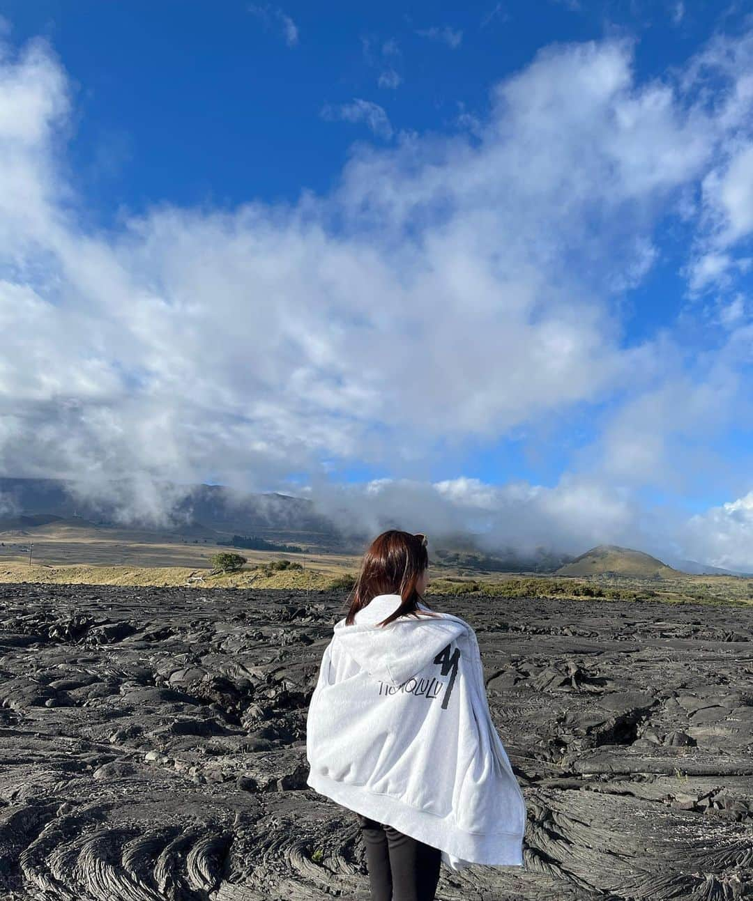 森戸知沙希のインスタグラム：「こちらはハワイ島に旅行した時の写真たち📷  ずーっとまっすぐな道でも景色が非日常的で飽きないの！ 自然のパワーに圧倒されてずっと、「すごい、すごい、、、」言ってた思い出…笑 夜は星を見ようと思って日が落ちるのを待っていたんですけど寒すぎて凍えてました。笑 でも夕日も星も綺麗によく見えたし、何より空の色がどんどん変わっていって本当に綺麗だった！ 　　　 　 I went to the Big island with my friends.It is known for the volcanoes. It was freezing while I was waiting for the sunset. Eventually, I could see a beautiful sunset and beautiful stars! It was really amazing. I’ll never forget these sceneries.   　 #hawaii #bigisland #bigislandhawaii #hawaiiisland #sunset #hawaiivolcanoes #ハワイ留学 #留学生活 #ハワイ島」