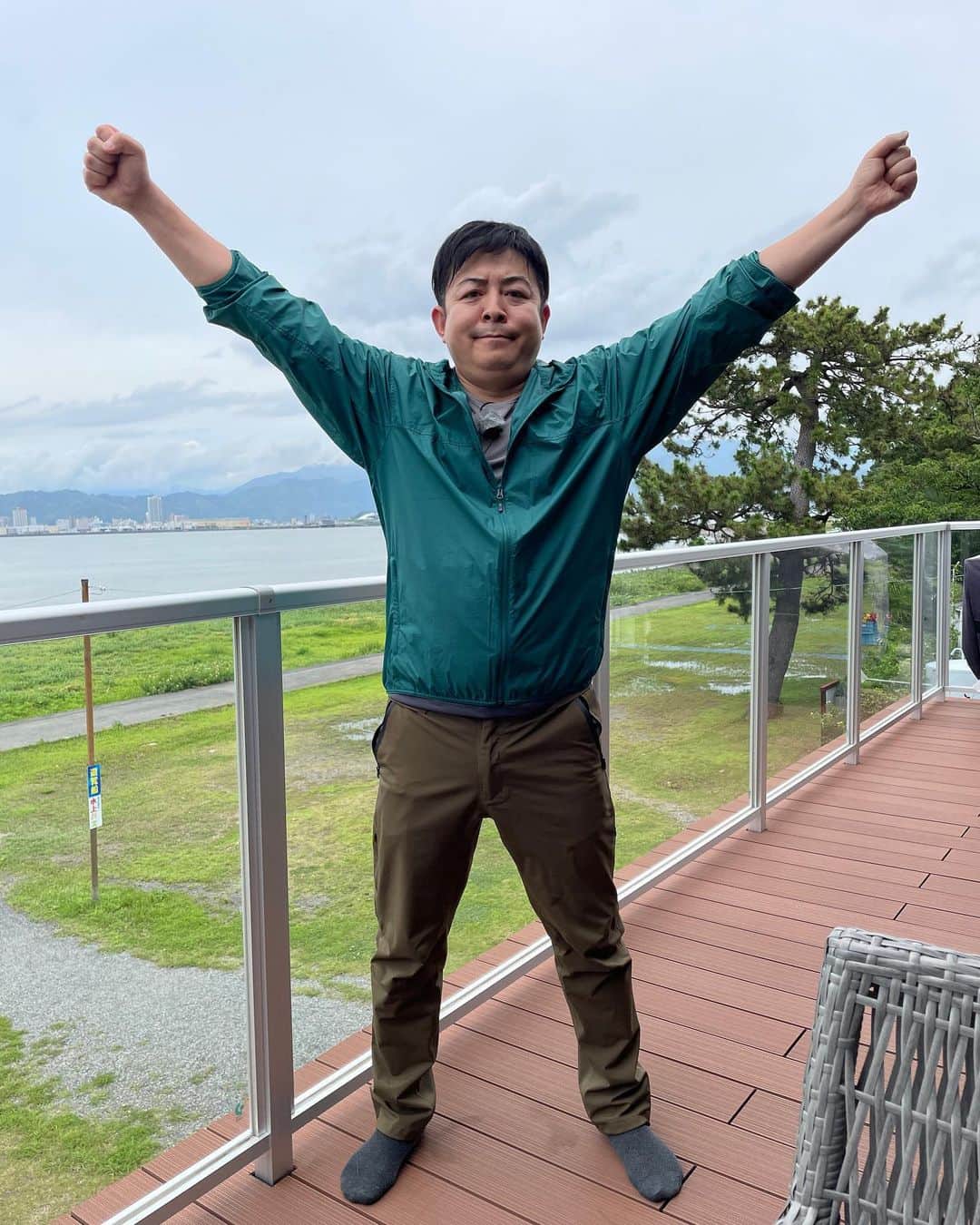 のインスタグラム：「怒涛の浜名湖6日間が終わり、一転今日は1日静岡市でロケです。 気付けば本日45歳の誕生日🎂 まだまだ突っ走ります！！ #いけや賢二 #誕生日 #ありがとうございます #45歳 #これからも #突っ走ります #よろしくお願いします」