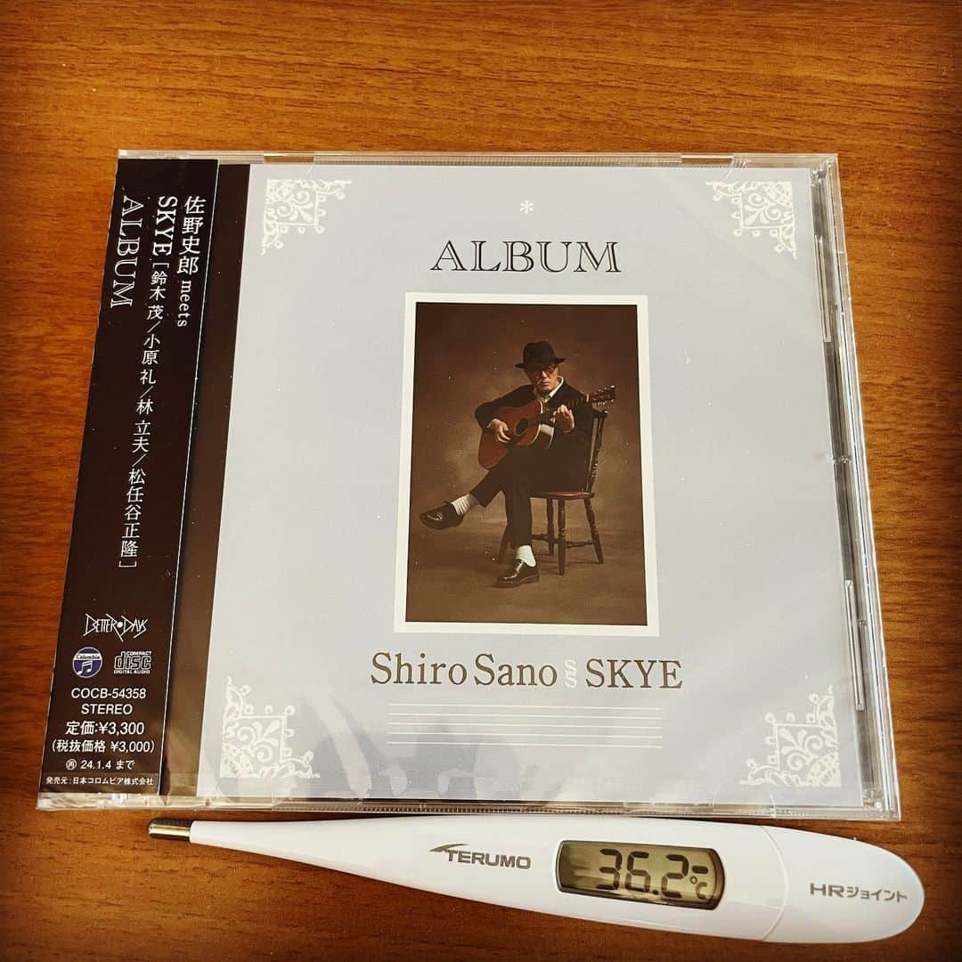 佐野史郎のインスタグラム：「#佐野史郎 meets #SKYE『 #ALBUM 』、リリース日、病室に届く。 経過良好😌 収録曲「 #まどのそと 」は多発性骨髄腫闘病中、同じ病院の病室で作った作品。 我が身とこの世への不安を抱きつつ、ひと筋の光を信じて🎶 #SKYE #鈴木茂 #小原礼 #林立夫 #松任谷正隆  #イノトモ #南壽あさ子 #湯川潮音  #コロムビアミュージックショップ https://shop.columbia.jp/shop/g/gS4874/ #タワーレコード https://tower.jp/artist/discography/2756719?sort=RANK&kid=ssg01 #ディスクユニオン https://diskunion.net/portal/ct/list/0/80957578 #HMV https://www.hmv.co.jp/search/keyword_%E4%BD%90%E9%87%8E%E5%8F%B2%E9%83%8E+meets+SKYE/target_ALL/type_sr/ #芽瑠璃堂 https://merurido.jp/item.php?pdid=COCB54358 #Amazon https://www.amazon.co.jp/s?k=%E4%BD%90%E9%87%8E%E5%8F%B2%E9%83%8E+meets+skye&crid=3B9MWFA40CATY&sprefix=%E4%BD%90%E9%87%8E%E5%8F%B2%E9%83%8E%2Caps%2C393&ref=nb_sb_ss_ts-doa-p_3_4 #楽天市場 https://item.rakuten.co.jp/joshin-cddvd/4549767182162/  #配信 https://shirosano.lnk.to/album  ＊この他、ご使用の #ネットショップ 、お近くの #レコード店 #CDショップ でもお求めくださいませ。」