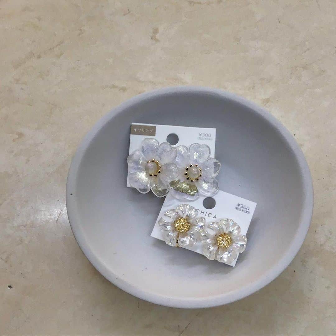 3COINS lN LUMINEのインスタグラム：「こんにちは🌼  3COINSルミネ大宮店です!  アクセサリーの新商品が入荷致しました🎀❕  ☑︎ﾌﾗﾜｰｲﾔﾘﾝｸﾞ （col:CL/WH）  ピアスタイプのお作りもあります💡  他にも新商品多数入荷致しております🕊  ぜひこの機会にご覧ください‼︎  ご来店お待ちしております🫧  アクセサリー各種　300円(税込330円)  店舗により入荷日・在庫状況が異なります。 お気軽にお近くの店舗までお問い合わせください。 ※3COINS＋plus那覇メインプレイス店 3COINS＋plus沖縄パルコシティ店 3COINS＋plusイオンモール沖縄ライカム店は、木曜日発売  #3coins#スリコ#3coins新商品#スリコ新商品#アクセサリー販売#ルミネ大宮店」