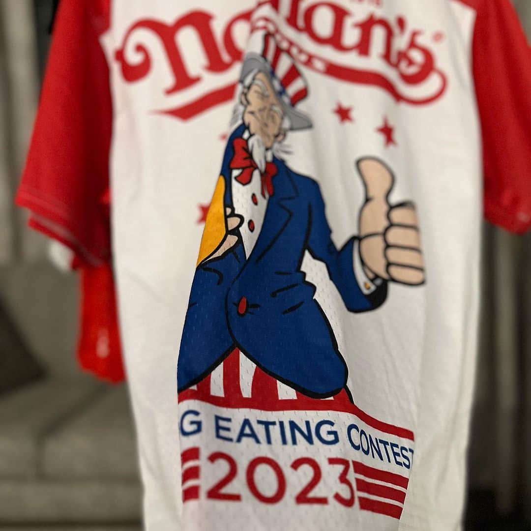 MAX鈴木のインスタグラム：「2023のネイサンズはベストを尽くして🌭29.5でした！この結果を次のチャレンジに活かせるように、全力で楽しんでいきたいと思います。今回は出なかったけど、来年もし大会があるなら予選からチャレンジしたいと思います。 日本や色々な場所から応援してくださった皆様、本当にありがとうございました‼️  #nathanshotdogeatingcontest」