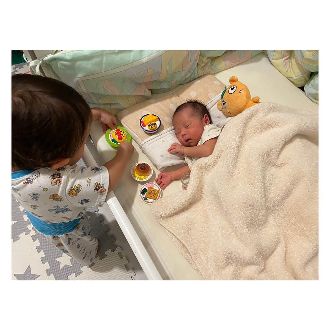 柳野玲子さんのインスタグラム写真 - (柳野玲子Instagram)「🤱お兄ちゃん🤱 今月で２歳になる息子、赤ちゃんを見た最初の一言は「こわい」でした😂  最初は遠くから見てましたが、少しずつ近づいてお気に入りのおもちゃをあげたり、イイコイイコしてあげたり、哺乳瓶を持って飲ませるお手伝いしたり、タオルで頭を拭いてあげたり…  親がビックリするほどお兄ちゃん発揮してます🥰  娘は少し小さめで産まれたので私より３日遅れての退院となりましたが、母子共に健康です😊✨ たくさんのコメントありがとうございます💓  大きくなれるよう、これから頑張ろう🤱💕  #赤ちゃん #赤ちゃんのいる生活 #赤ちゃんのいる暮らし #娘 #女の子 #一歳 #一歳児 #男の子 #お兄ちゃん #ありがとう」7月5日 12時39分 - yanaginoreiko