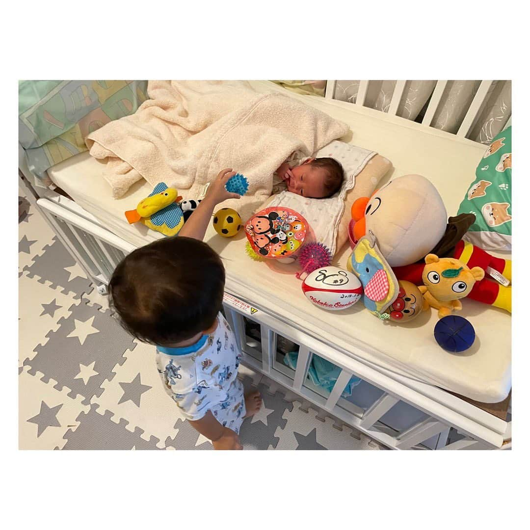 柳野玲子さんのインスタグラム写真 - (柳野玲子Instagram)「🤱お兄ちゃん🤱 今月で２歳になる息子、赤ちゃんを見た最初の一言は「こわい」でした😂  最初は遠くから見てましたが、少しずつ近づいてお気に入りのおもちゃをあげたり、イイコイイコしてあげたり、哺乳瓶を持って飲ませるお手伝いしたり、タオルで頭を拭いてあげたり…  親がビックリするほどお兄ちゃん発揮してます🥰  娘は少し小さめで産まれたので私より３日遅れての退院となりましたが、母子共に健康です😊✨ たくさんのコメントありがとうございます💓  大きくなれるよう、これから頑張ろう🤱💕  #赤ちゃん #赤ちゃんのいる生活 #赤ちゃんのいる暮らし #娘 #女の子 #一歳 #一歳児 #男の子 #お兄ちゃん #ありがとう」7月5日 12時39分 - yanaginoreiko