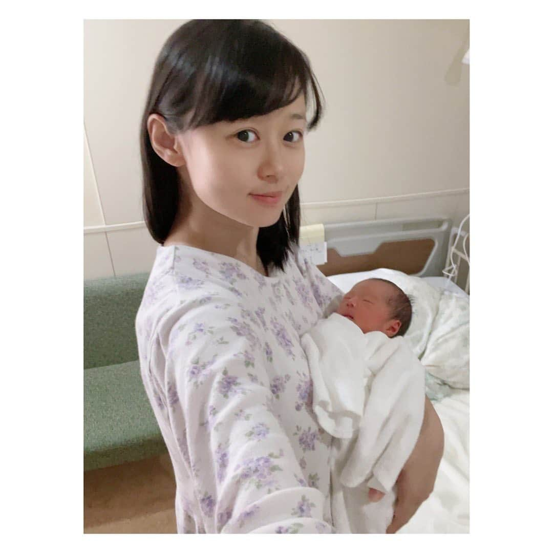 柳野玲子さんのインスタグラム写真 - (柳野玲子Instagram)「🤱お兄ちゃん🤱 今月で２歳になる息子、赤ちゃんを見た最初の一言は「こわい」でした😂  最初は遠くから見てましたが、少しずつ近づいてお気に入りのおもちゃをあげたり、イイコイイコしてあげたり、哺乳瓶を持って飲ませるお手伝いしたり、タオルで頭を拭いてあげたり…  親がビックリするほどお兄ちゃん発揮してます🥰  娘は少し小さめで産まれたので私より３日遅れての退院となりましたが、母子共に健康です😊✨ たくさんのコメントありがとうございます💓  大きくなれるよう、これから頑張ろう🤱💕  #赤ちゃん #赤ちゃんのいる生活 #赤ちゃんのいる暮らし #娘 #女の子 #一歳 #一歳児 #男の子 #お兄ちゃん #ありがとう」7月5日 12時39分 - yanaginoreiko