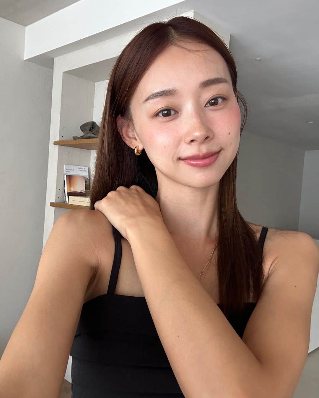 のインスタグラム：「最近對某件事覺醒，覺得心裡真的放下一個沈重的負擔。  社群的崛起，讓大家都在網路上分享美好，但越來越多的是修圖修出來的，不管是人還是風景，都要修的很用力，引起大家的注意，漸漸的大家也被影響，沒修圖沒用濾鏡的照片，好像就不敢分享了～對！連我也被影響了⋯  沒有厲害的照片，好像就不值得發文，讓我一直覺得壓力很大。  但這次去西班牙，讓我想開很多！ 雖然西班牙沒有法國這麼厲害，但這就是它魅力之處，房子堅固可以住就好，穿搭自己舒適就好，食物原始好吃就好，想想如果真的要選一個地方居住，我會選擇西班牙這個自然的地方。  還有認識阿美 @chloehidemi 也是我今年的禮物 自此她說她圖都直出 讓我非常的震驚 也讓我反省從何時我一定要修圖調色才敢上傳照片  只能說謝謝老天爺今年給我的經驗 讓我找回自己🥰」