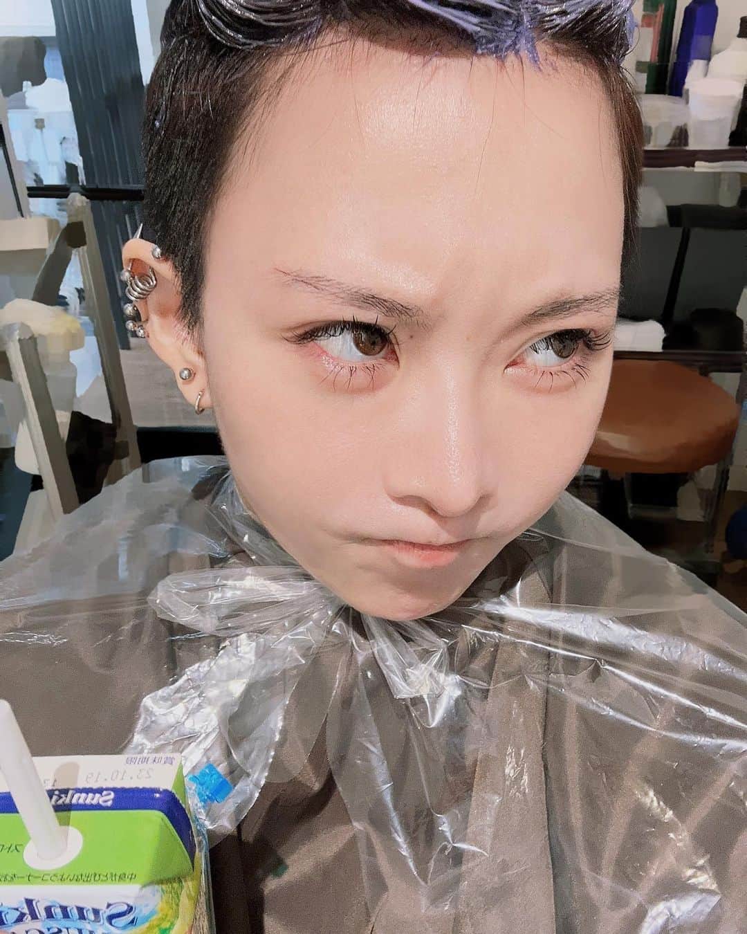 雫さんのインスタグラム写真 - (雫Instagram)「髪染めてます！！？！！！！！！？！！！  ジュースもらった🍇」7月5日 13時01分 - plkshizuku