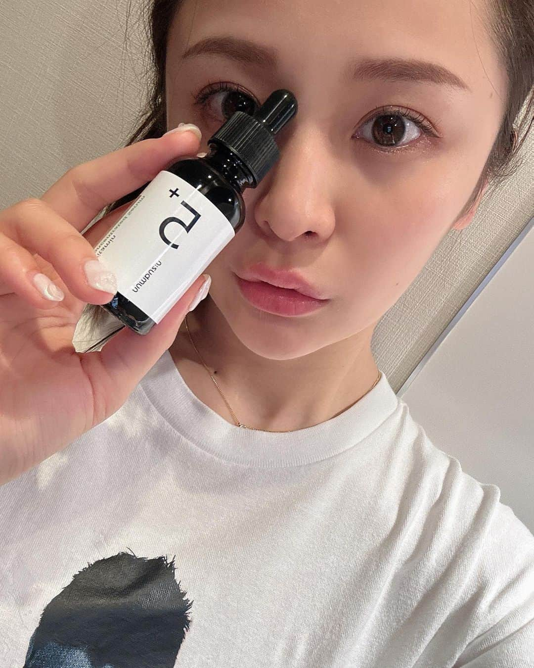 澤田実架のインスタグラム：「. . Qoo10おすすめのスキンケア・コスメボックス🎁 いつもお世話になってるQoo10さんから人気商品がセットになってお得にゲットできるよん🤍  個人的に１枚目の⑨白玉グルタチオンC美容液がお気に入り〜っ！！  ①フレッシュリージュースドビタミンEマスク 15ml ②ストレスリリービングリップアンドアイリムーバーパッド 30枚 ③グリッターアイシャドウ 1個 ④オアシススージングマスク 1枚 ⑤エンドラスターティント 1個 ⑥桃70％ナイアシンセラム 30ml ⑦フレッシュクレンジングオイル 20ml ⑧【ファヘ1位】 ダイブインマスク 1枚 ⑨5番 白玉グルタチオンＣ美容液 30ml ⑩サイニック エンジョイ スーパー アクティブ エアリー サンスティック SPF50 + PA ++++ 15g  #Qoo10MegaKit #Qoo10#メガポ#PR #コスメ  https://www.qoo10.jp/gmkt.inc/Special/Special.aspx?sid=258775」