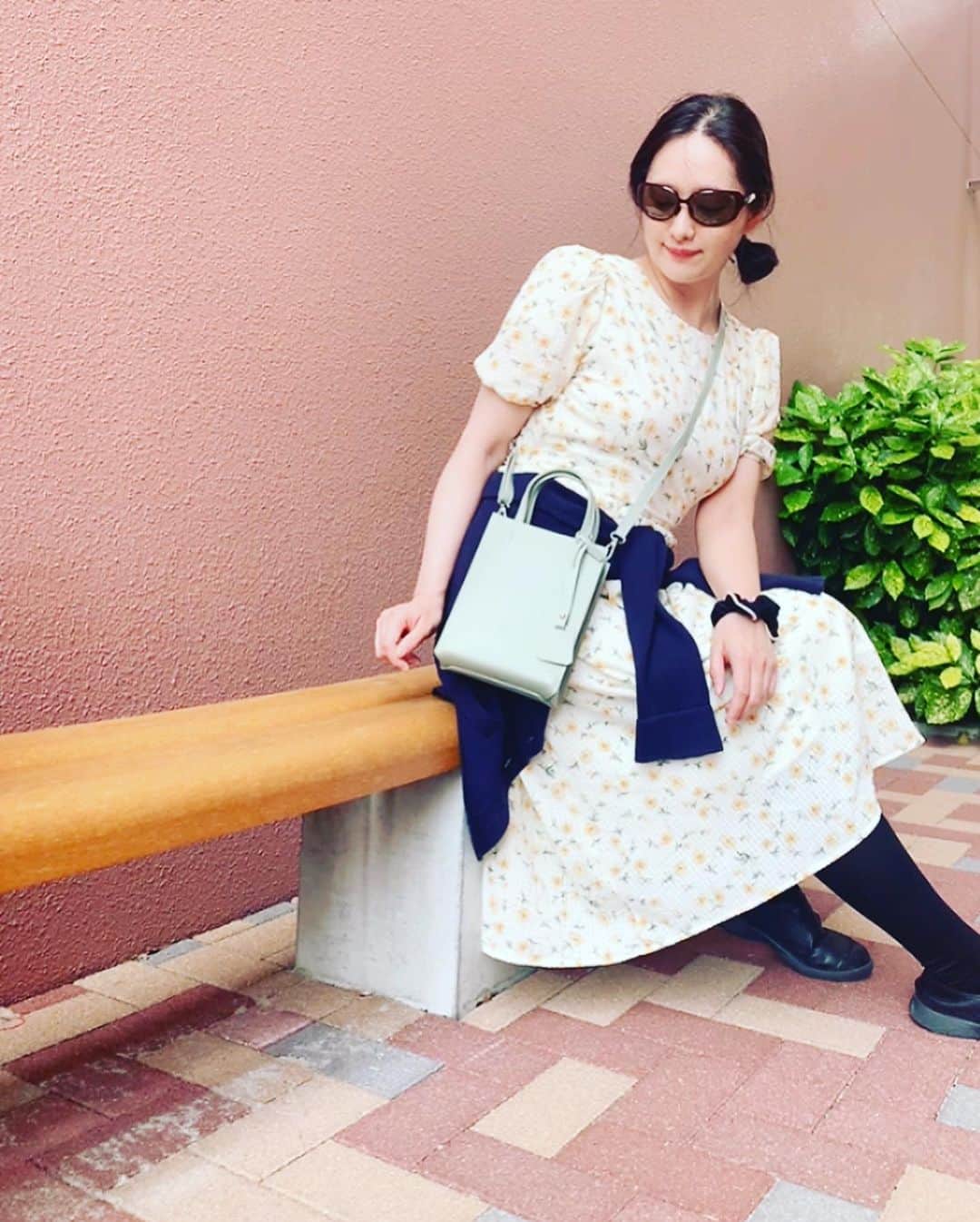 のインスタグラム：「🎀 最近、愛用してる ショルダー♡♡ スマホに ICカード ちょこっとした リップやら入って お洒落便利なやつ♡♡  マイプレシャスの モニターキャンペーンで 届いたのですが これ、じつは 引き出物セットなんです♡♡  カタログも付いてて お菓子や小物など カタログギフトから選べるの✨✨   @mypre_wedding  ⁡⁡ 引き出物は最大577点の記念品と 最大23点の引菓子から ひとつずつ選べる スペシャルなカタログギフトに ショルダーバッグが セットになった もらって嬉しい引き出物セット💕  #モニター当選　 #引き出物  #バッグ  #カタログギフト  #結婚 #ゆきんこ #アイテム #カタログギフト」