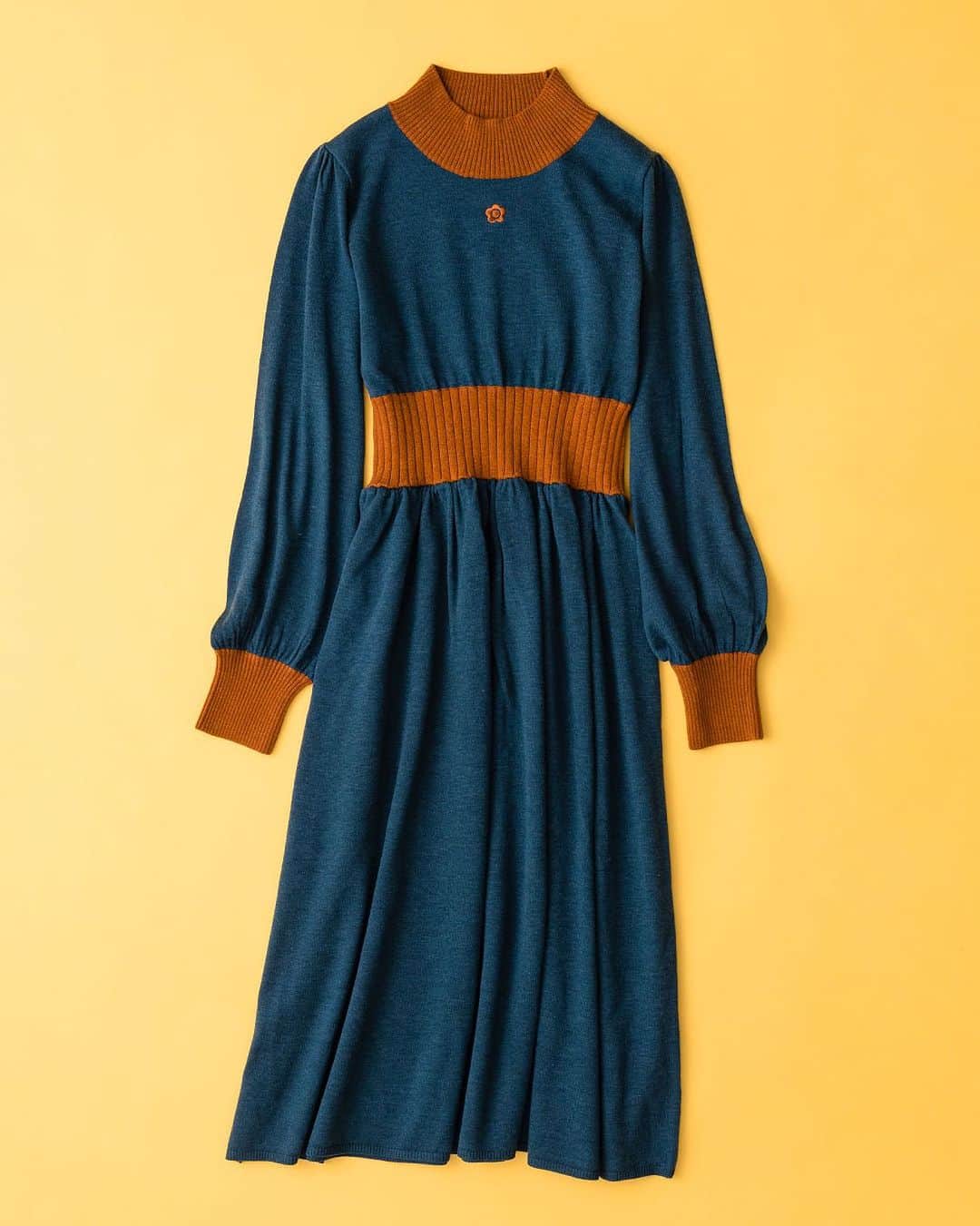 MARY QUANT officialのインスタグラム：「- 2023  AUTUMN COLLECTIONのテーマは MARY'S "FUN"TASY 秋の新作ファッションアイテム展開開始！ - 様々な色が重なる程に 楽しさや美しさが深まる それはまるで ファンタジー（"FUN"TASY）な世界 - カスタムできるショルダーやチャーム キャッチの組み合わせが自由なピアスなど 組み合わせを"楽しめる"アイテムが豊富にラインナップ 好きなモノを自由に組み合わせて MARY QUANTの AUTUMN COLLECTIONを楽しんで - フィット＆フレアニットワンピース 8月下旬より順次展開予定 - #MARYQUANT#2023AUTUMN #NEWITEMS #FASHION - #マリークヮント #秋ファッション #秋コーデ」