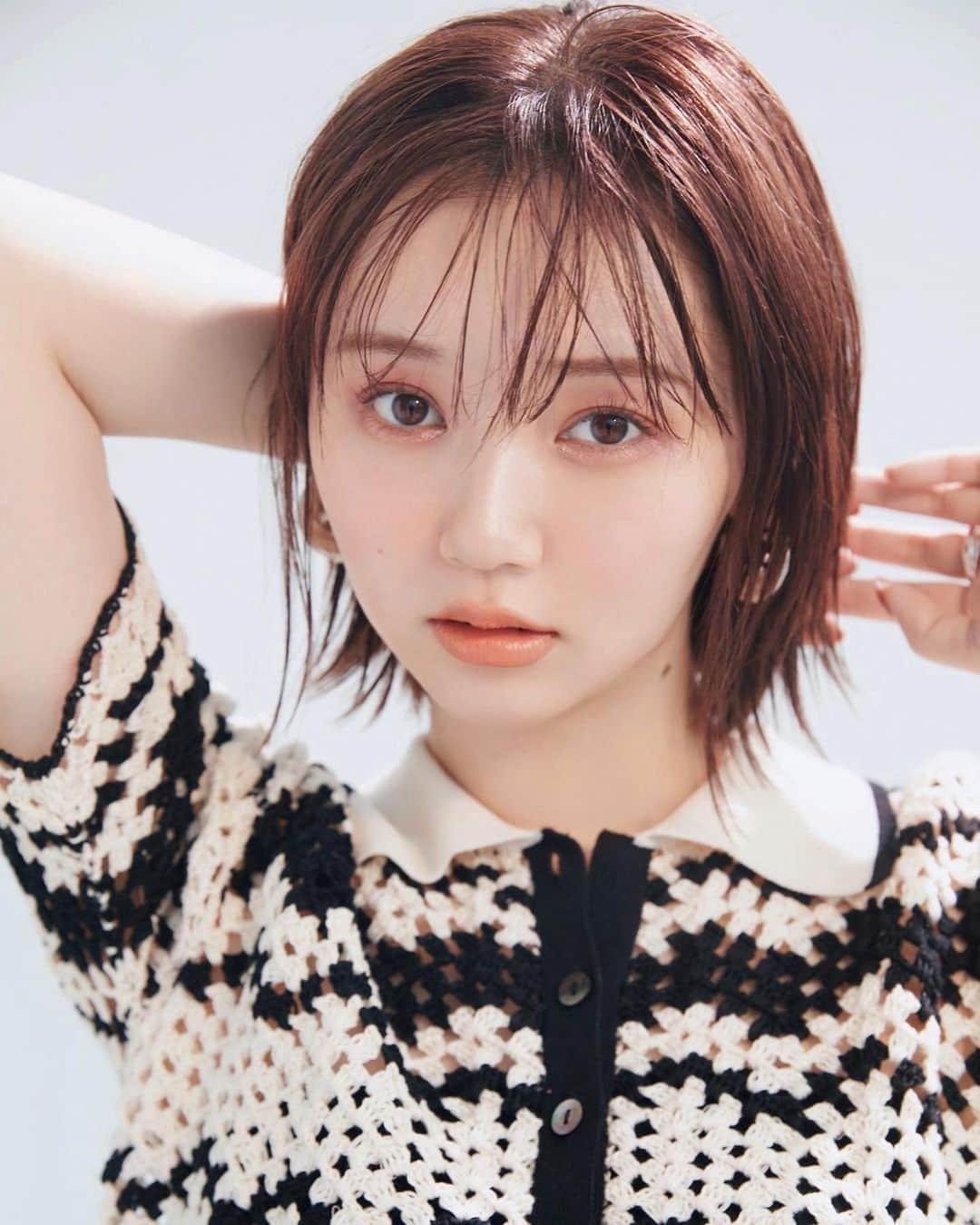 林由香里のインスタグラム：「@moremagjp   《お出かけSUMMER MAKE-UP🏝️》 "体温高めのアイシャドウ"  #hair #makeup」