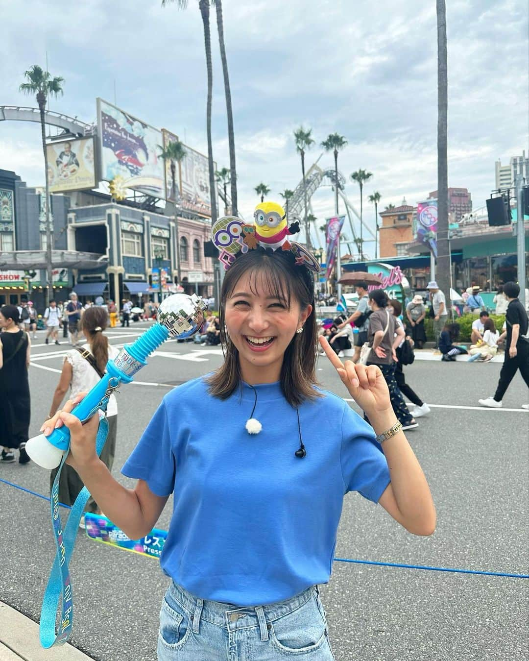 近藤夏子さんのインスタグラム写真 - (近藤夏子Instagram)「.   ７月から毎週水曜日を担当することになった、ひるおび中継。  今日はユニバーサルスタジオジャパンからお届けしました✨ 　 今年のUSJのテーマは「ぶっとべ!ここは超元気特区」」ということで とっても元気になる「NO LIMIT！パレード」を中継でお伝えしました🩵 　 このパレードの特徴は参加型！ キャストもゲストもみんなで踊れるのがポイントです😍  私もさまざまなカチューシャをつけて心の底から楽しんでいました😆  色々なスイーツもお伝えしましたが 気に入ったのはこのマリオのいちごドリンク。 ストローにヒゲが付いているので 飲むとマリオっぽくなれます😚 　 　 いやー、とにかく元気になれるUSJ！  4年ぶりに帰ってきたびしょ濡れパレード「スーパーマリオパワーアップサマー」の様子はまた次の投稿で🩵  想像を超えた水の量でした🤣 　 　 . #ひるおび中継 #ユニバーサルスタジオジャパン #USJ #NOLIMTパレード」7月5日 13時12分 - kondokako0804