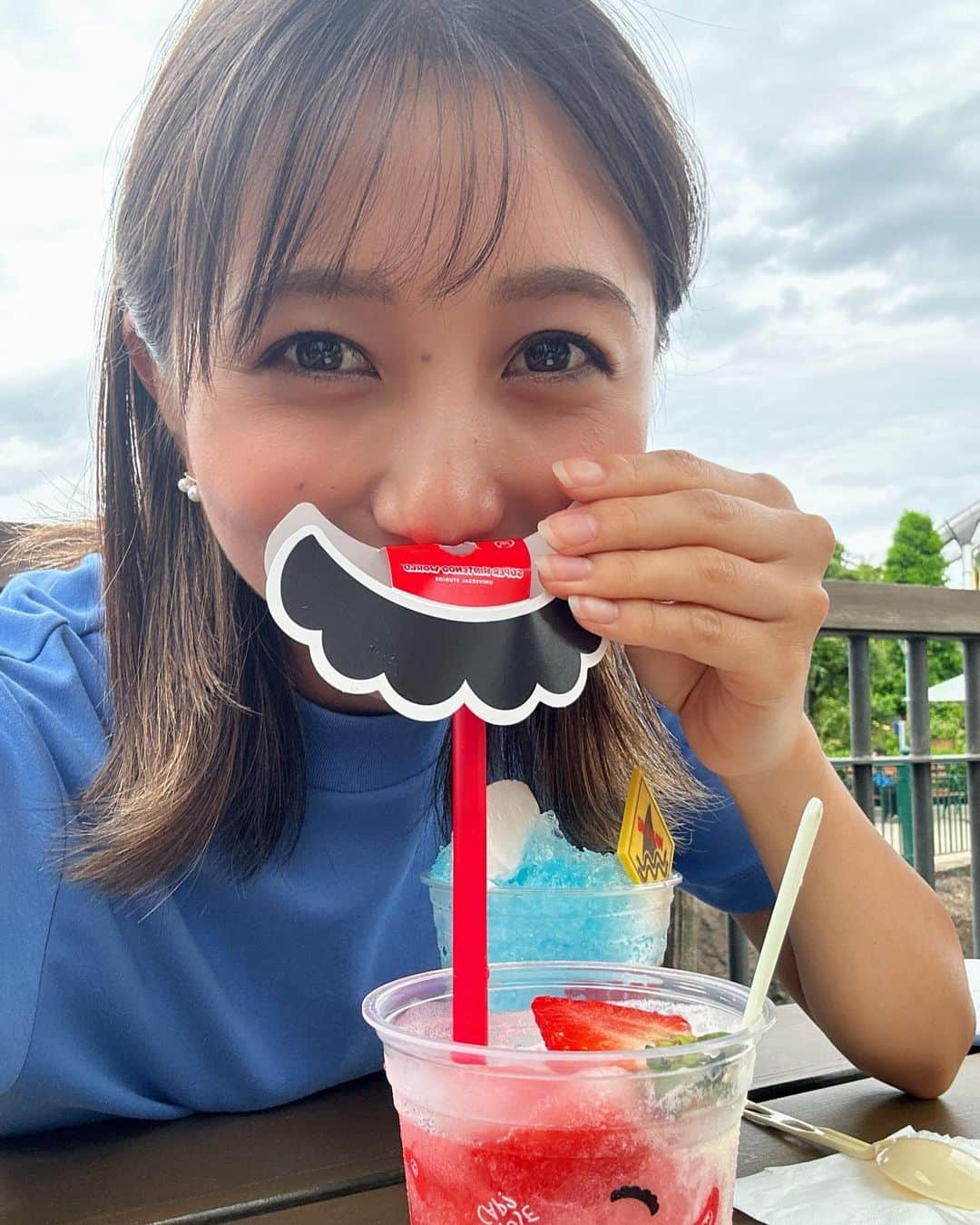 近藤夏子さんのインスタグラム写真 - (近藤夏子Instagram)「.   ７月から毎週水曜日を担当することになった、ひるおび中継。  今日はユニバーサルスタジオジャパンからお届けしました✨ 　 今年のUSJのテーマは「ぶっとべ!ここは超元気特区」」ということで とっても元気になる「NO LIMIT！パレード」を中継でお伝えしました🩵 　 このパレードの特徴は参加型！ キャストもゲストもみんなで踊れるのがポイントです😍  私もさまざまなカチューシャをつけて心の底から楽しんでいました😆  色々なスイーツもお伝えしましたが 気に入ったのはこのマリオのいちごドリンク。 ストローにヒゲが付いているので 飲むとマリオっぽくなれます😚 　 　 いやー、とにかく元気になれるUSJ！  4年ぶりに帰ってきたびしょ濡れパレード「スーパーマリオパワーアップサマー」の様子はまた次の投稿で🩵  想像を超えた水の量でした🤣 　 　 . #ひるおび中継 #ユニバーサルスタジオジャパン #USJ #NOLIMTパレード」7月5日 13時12分 - kondokako0804