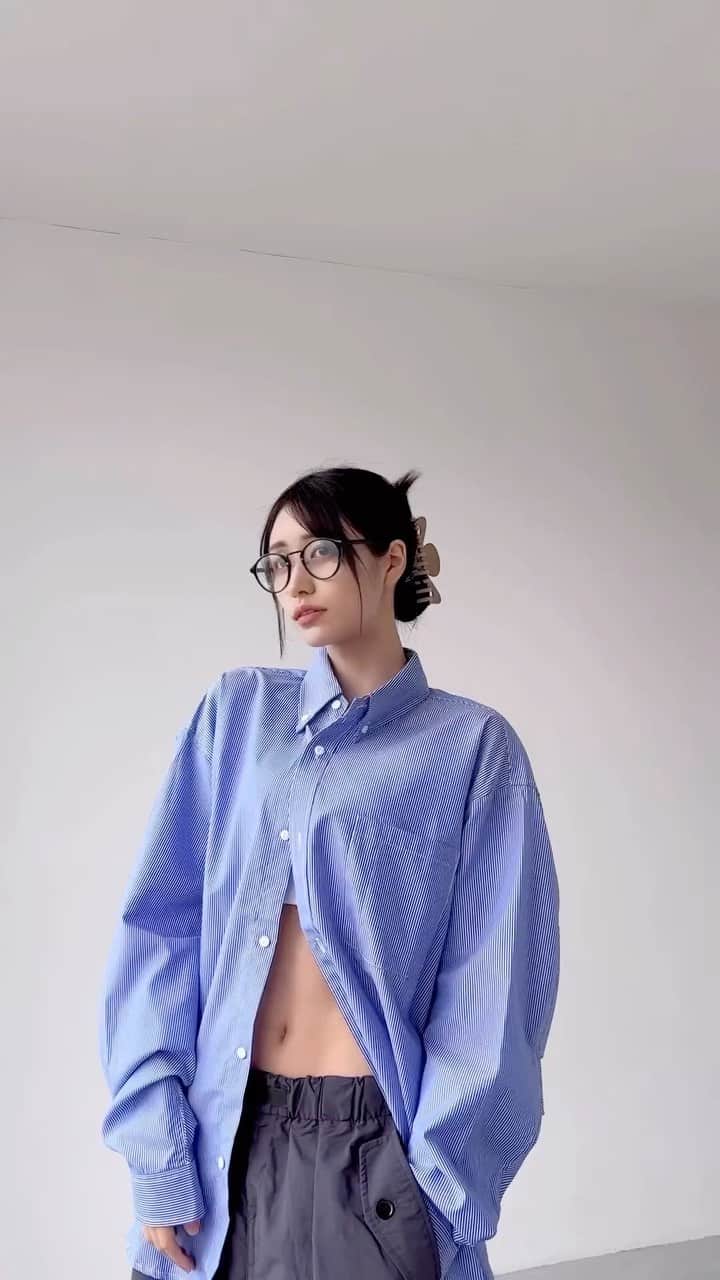 荒山みなみのインスタグラム：「メンズシャツも メンズクロップドパンツも  @3am.jp  いつもメンズ服はガッツリメンズライクに着るけど、 自分×ブランドな着方を やってみた！シャツは今度発売で、クロップドパンツはこのカラー以外はまだ少し在庫あるよー◎」