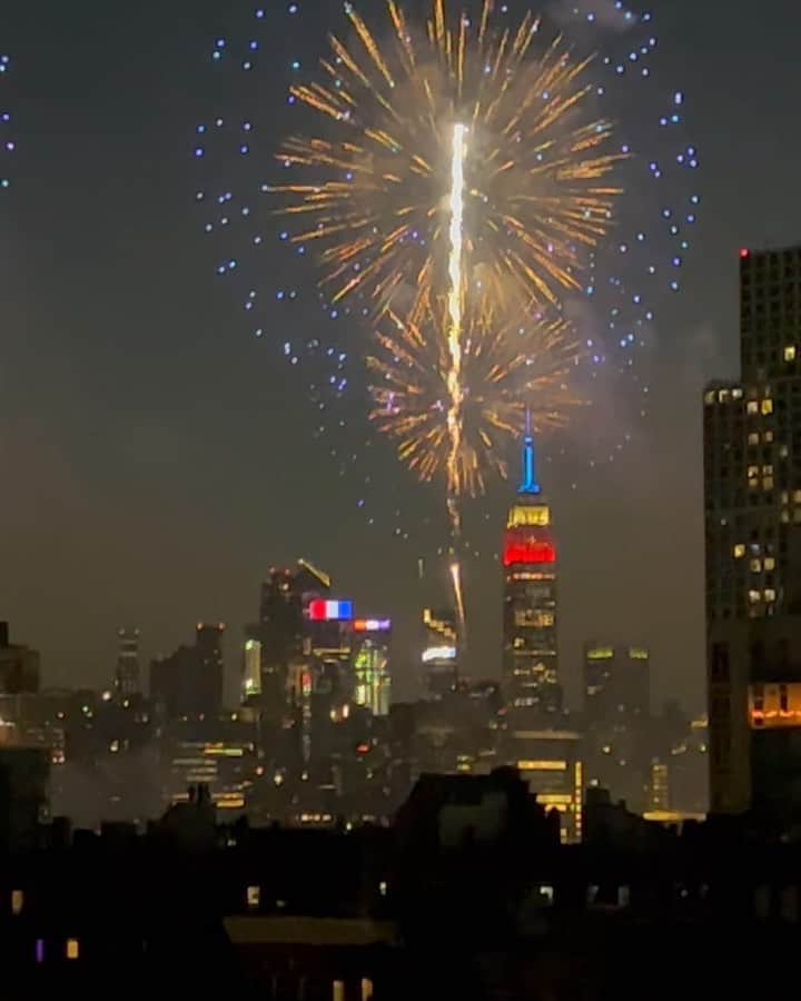 更井真理のインスタグラム：「Happy July 4th🇺🇸❤️💙Best view spot ⚡️😍 #july4th #newyorkcity #brooklyn #greenpointbrooklyn」