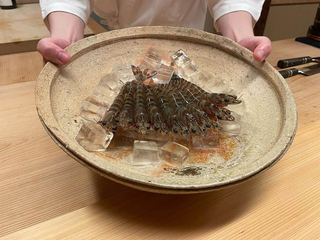 藤本恵理子さんのインスタグラム写真 - (藤本恵理子Instagram)「Congratulations on new restaurant!! Best sushi restaurant in Japan🇯🇵  さいとうさん内の独立のお部屋から満を持して元麻布にニューオープン。  しゅんじさんの優しくハッピーな温かいお人柄も大好き。  いつも時間があっという間です。 本日も最高でございました🍣  #sushi #restaurant #tokyorestaurant #tokyogroumet #japanesefood #japaneserestaurant #japan #azabujuban  #鮨　#鮨しゅんじ　#寿司　#東京グルメ　#東京レストラン　#和食」7月5日 13時39分 - eriko_fujimoto_0802