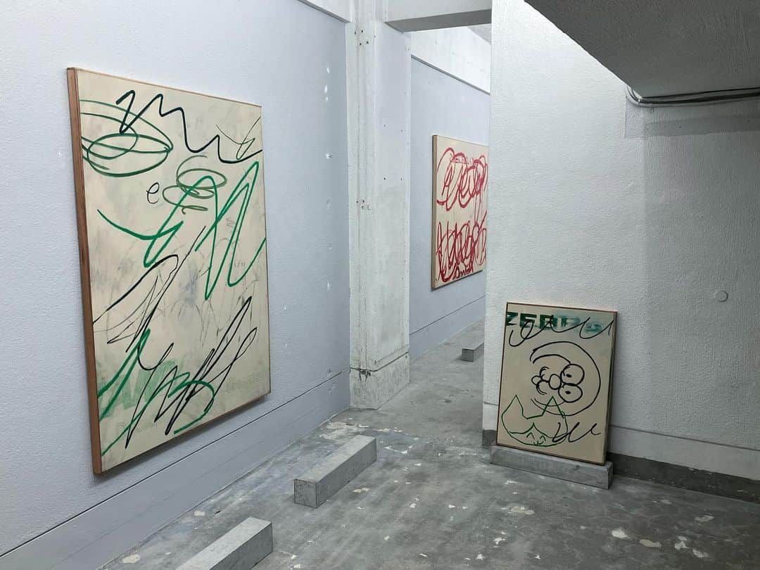外山輝信のインスタグラム：「Charles Munka（シャルル・ムンカ） “TAMESHIGAKI” 06/30 - 07/16 @charlesmunka   日本で活動するフランス人作家シャルル・ムンカの展示。 この作品は筆記具売り場にある試し書きを拝借して、そこにある文字や線や絵をキャンバスの上に描いているそうです。だからドラえもんやアンパンマンが、ちょこちょこ登場するのか。 実際の試し書きもあり、比較して見せてもらうと、ただ拡大しているわけではなく、サンプリングの流れも見えて面白かった。 作為と無作為、意識と無意識の線が、心地よいカオスです。  INS STUDIO（アイエヌエス・スタジオ） 東京都渋谷区円山町28-8 B1F INSは I Need Sunshine の略だそうです。スペースが地下（元駐車場）なので。 @ins_stud.io  ※展示されていない作品もあり、スタッフに声をかけると見せてもらえます」