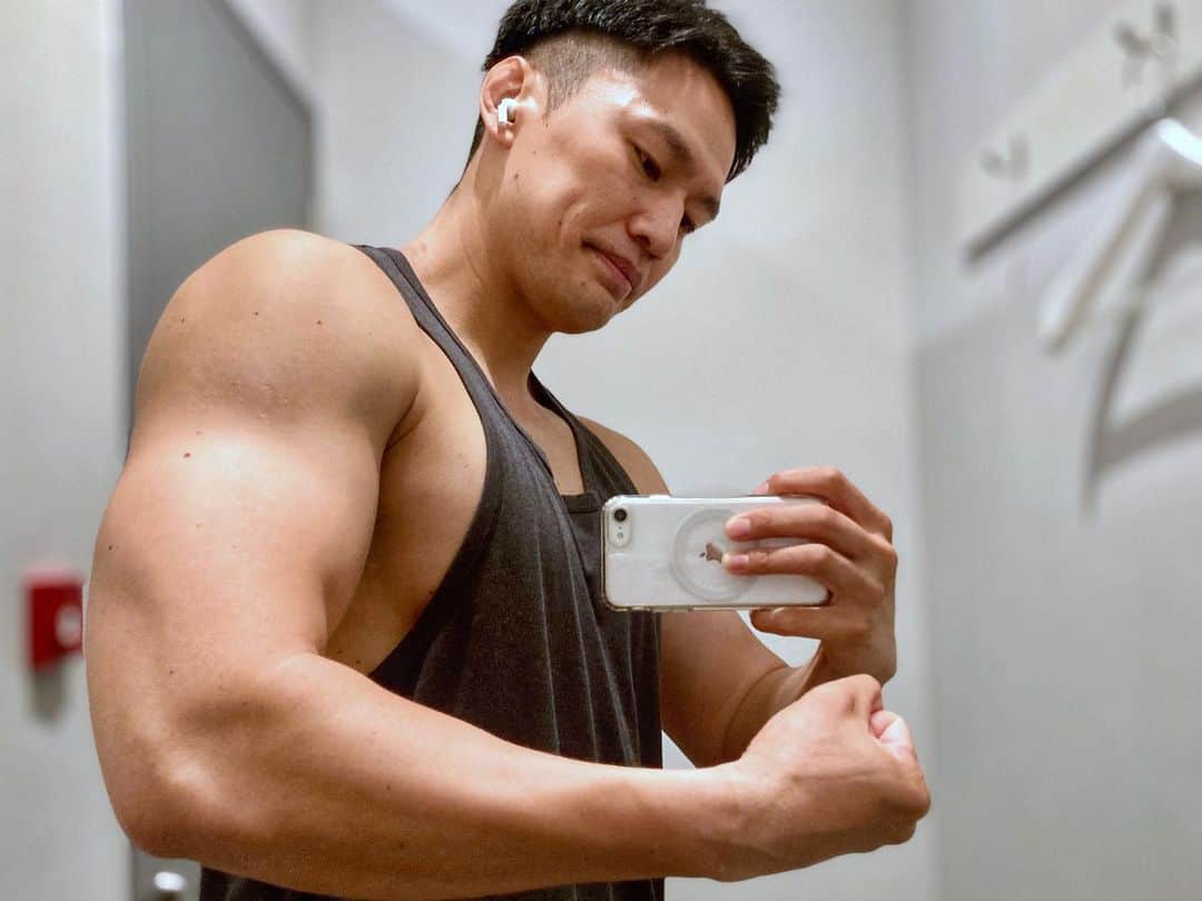 小柳心のインスタグラム：「脚の筋肉痛がやばいですわ🔥  #小柳心 #コヤナギシン #俳優 #脚本家 #workout #bodymake #training」
