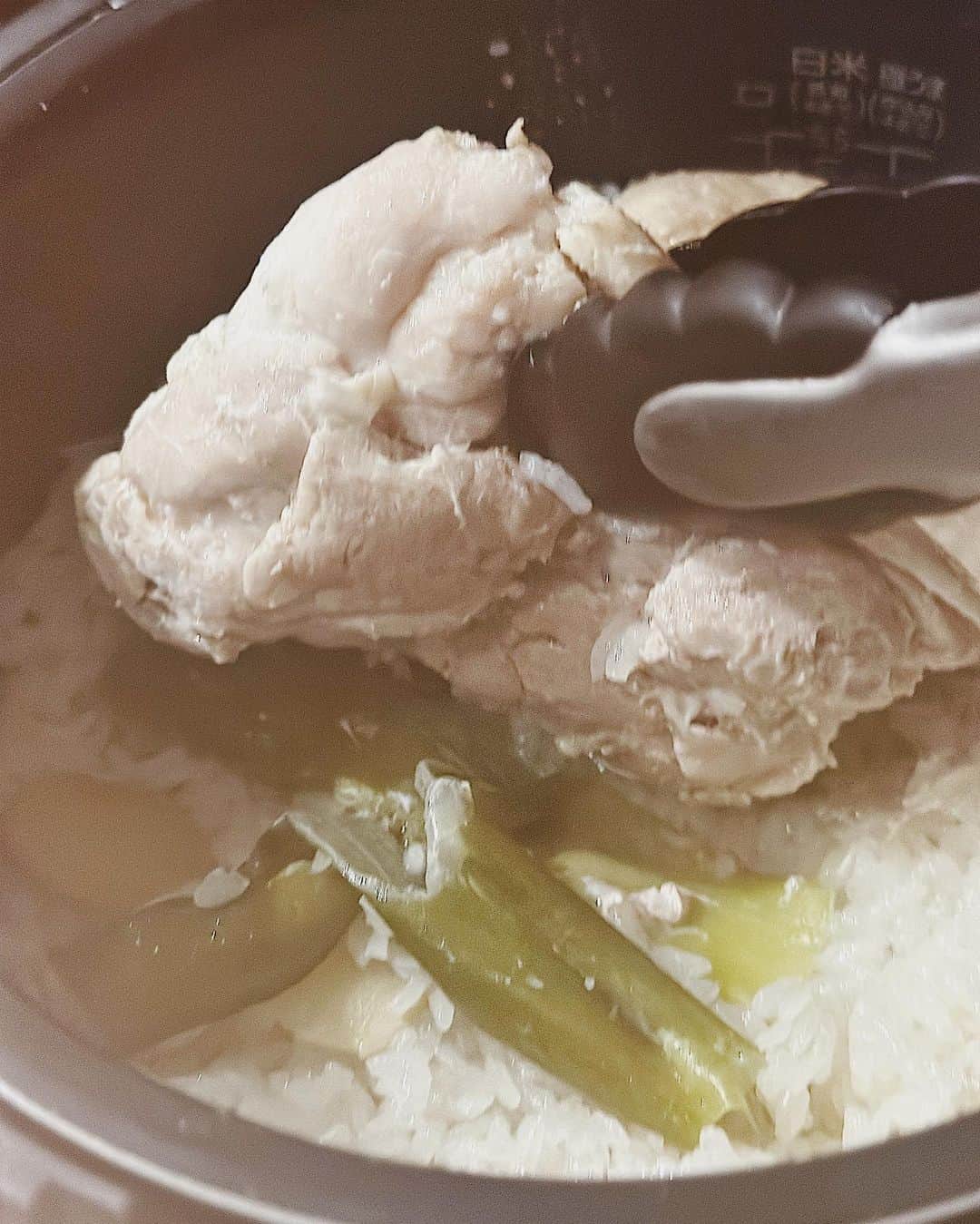 上原歩さんのインスタグラム写真 - (上原歩Instagram)「お家でカオマンガイ🇹🇭🐓  先日、昆布と少しのお塩のみで 湯豆腐？水炊き？のようなものを作ったときの たくさんのお野菜と鶏肉と昆布の美味しいお汁を冷凍しており  それを使いカオマンガイを作りました。  炊く時にはねぎの青い部分と生姜とにんにく お塩をしてフォークでたくさん刺し置いていた鶏のみです  これがもぅ美味しい。 お汁入れ過ぎて少し柔らかかったけど ご飯だけでずっと食べれるほど美味しくて感動。  ソースは鶏がらとたっぷりの生姜と少しのにんにく米油。 葱油きれてたけど入れたらまた良い。 このソースも絶品なのです。  仲良しちゃんがいつも作ってくれてたヤムウンセンは家でも作るように。にんにく入れ過ぎましたが今朝は以外と大丈夫でした。きっと🧄💭  お味噌汁が大好きでパスタのときでも作ります。 お味噌汁飲んでれば健康な気がしてます。  5枚目はお豆腐以外のお鍋の具材 ポン酢でシンプルに美味しかった〜  野菜のお出汁がギュッと詰まった身も柔らかなカオマンガイ手前味噌ですが絶品です🥡  _______________________________________________  #love #life #loveislove #cooking #yammy #おうちごはん #あゆめし」7月5日 13時54分 - ayumiuehara