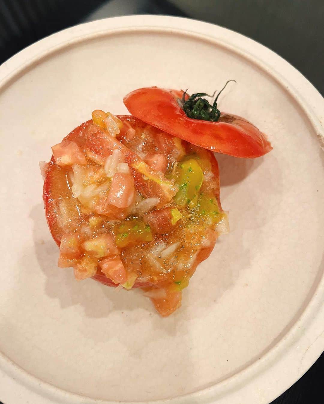 平アスカのインスタグラム：「わたしのからだのなか😝🍅🍑🍈 ⚪︎霧島の畑で育ったトマト大量消費完了！！！ ⚪︎酵素玄米もいい感じで炊けるようになってきた！ ⚪︎たまにお肉ももりもり食べます！ここはホルモンがピカイチ美味しい、幡ヶ谷の炭火マルイチさん♥️ . そのとき、自分のからだが嫌がらないものを選んで食べるようにしてる！ もちろんたまにお酒も飲むけどね🍷 #organicfood #tomato #peach #melon」