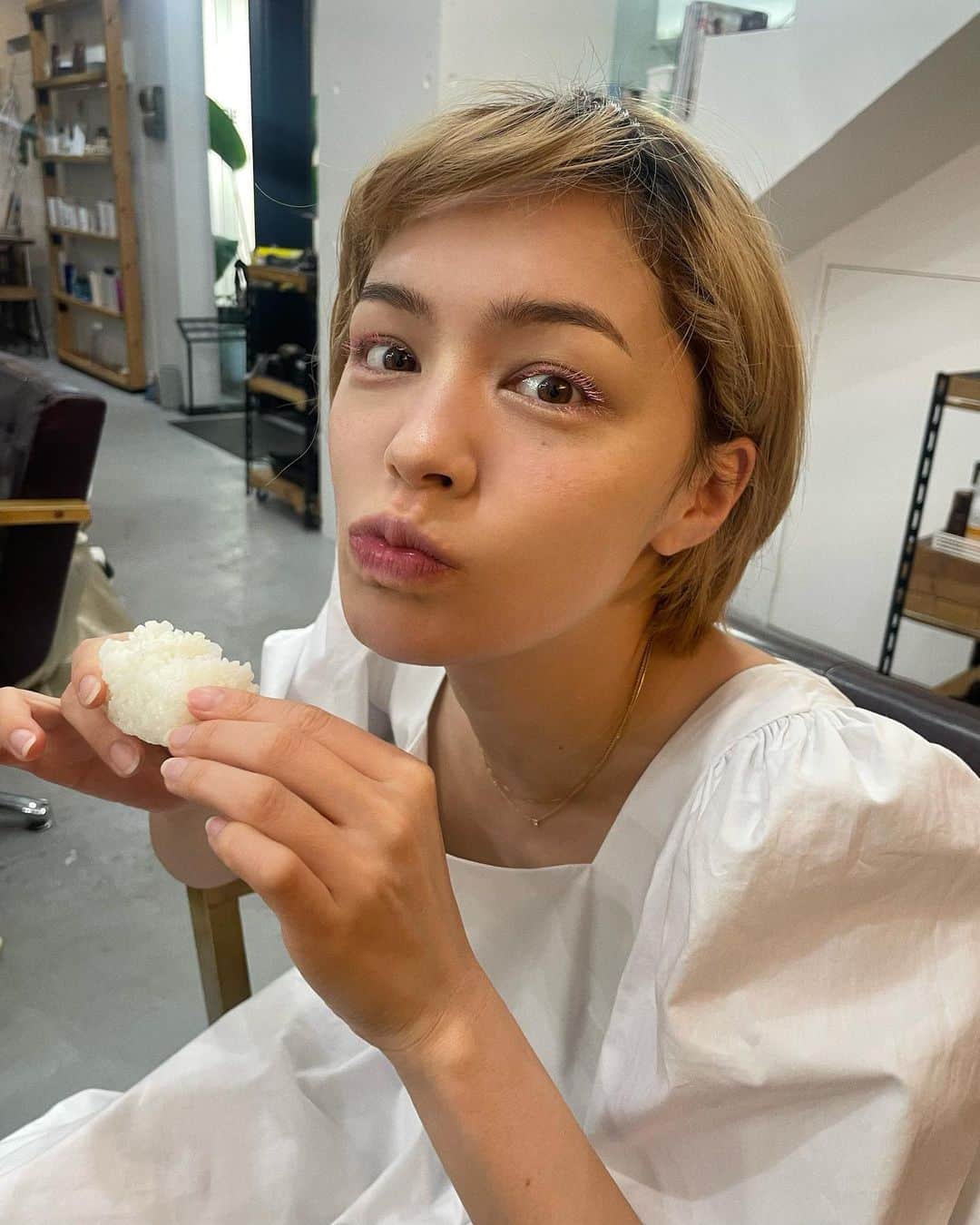 ステファニーさんのインスタグラム写真 - (ステファニーInstagram)「🍙🤍🍙🤍 撮影前の、にぎりめし。 塩おにぎり、だいすき！ #love #photography #shooting #おにぎり #塩おにぎり #おにぎり部 #白米 #白米ラバー」7月5日 19時34分 - steph_0928_