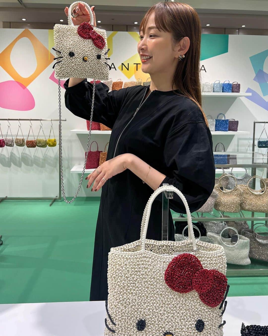 中上真亜子のインスタグラム：「キティちゃんも居た☺️🫶 大丸福岡天神1Fの入ってすぐの場所で アンテプリマのポップアップに行って来たよ☺️  10代の時に初めてショーに出た時のブランドがアンテプリマで とっても嬉しかったのを思い出した☺️その時はもちろん似合ってなかっただろうけど 時が過ぎて今似合ってたらいいなあ🦍って思って行ったらキティちゃんいた🥺🫶  他にも今月からの新作や定番のバッグとか たくさん並んでたよ🙃11日までなので 是非に👜 #ドレスアップした時はもちろん #Tシャツにも持ってみたいなあ #と思って私は3枚目の合わせやすいバッグにしたよ #キティちゃん悩む #あとシロクマもパンダも居た #pr #anteprima　#アンテプリマ」