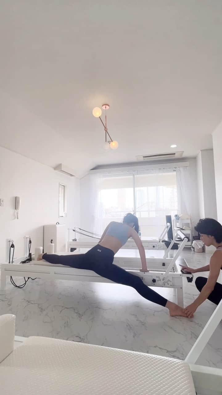 のインスタグラム：「pilates🦋 約一年通ってなんと、身長が0.5cm伸びました👏 @lll_marinapilates_lll ちゃんレッスンのおかげ様々。  #ピラティス#pilates#マシンピラティス」