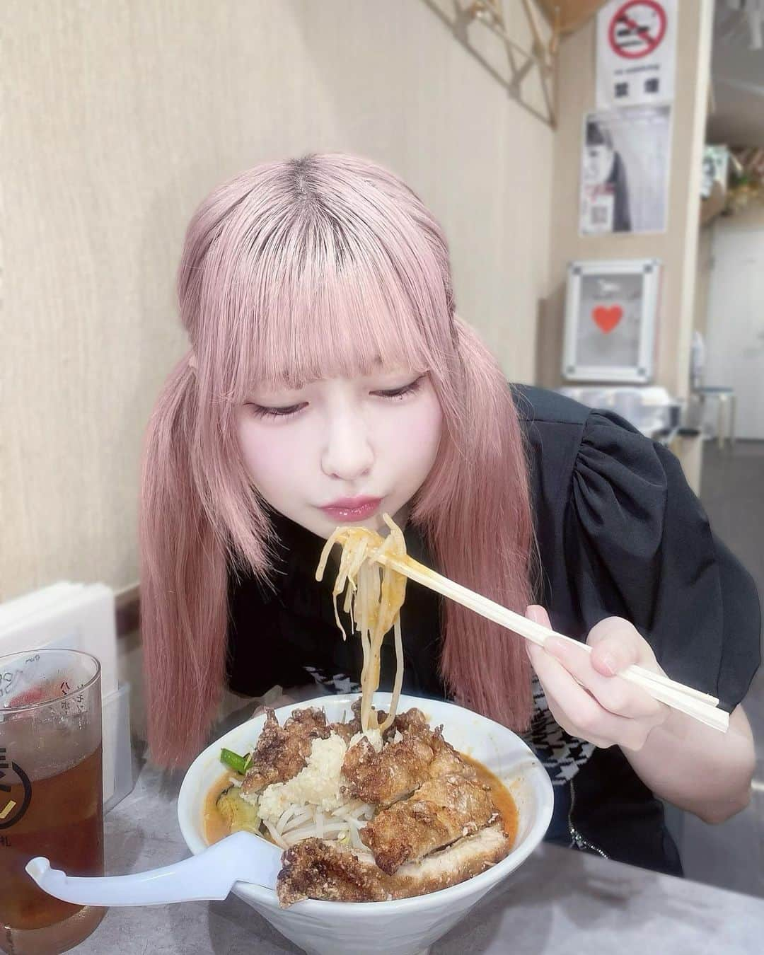 宮内凛のインスタグラム：「. . 大好きな表裏さん🍜ずるずる  @babahyouri #旨辛ラーメン #表裏 #高田馬場 #唐揚げ #高田馬場グルメ #唐揚げラーメン #旨辛ラーメン表裏 #高田馬場ラーメン」