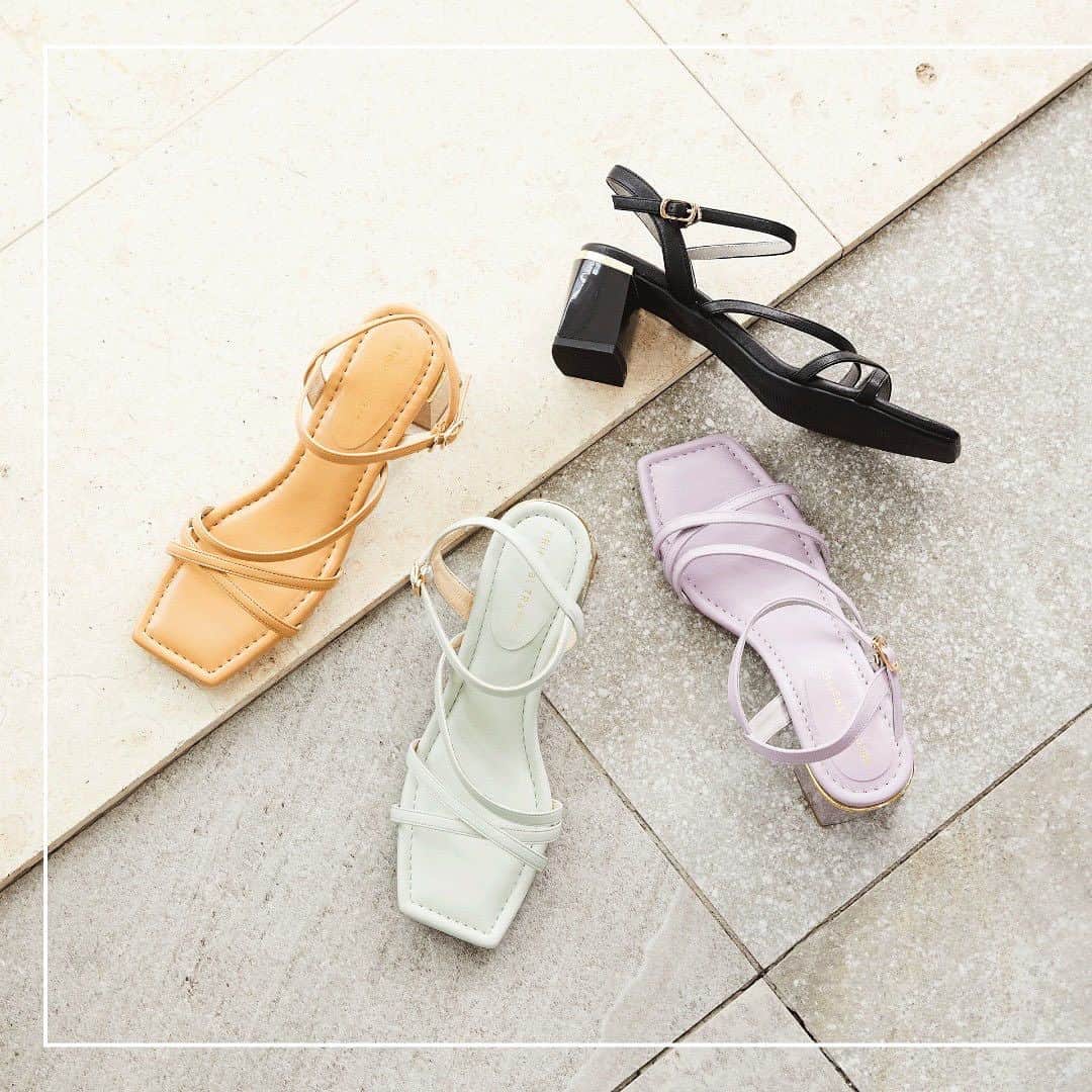 orientaltrafficのインスタグラム：「・ 【PICK UP ITEM】 ⁡ ⁡ ■ナローストラップメタリックラインサンダル/31218 ¥7,500 ⁡ 〈ORiental TRaffic〉 アシンメトリーなクロスデザインと細めのストラップで足を華奢に見せてくれる美脚サンダル。 インソールにはふかふかしたクッションが入っているので優しい履き心地。 ⁡ heel : 6.7cm color : BLACK,CAMEL,GREEN,PURPLE SIZE : SS〜3L ※店舗ではS〜LLまでの取り扱い  ----------------------------------- 店舗,ONLINE STOREにて お得なSUMMER SALEを開催中🍧 トレンドアイテムや新作のサンダルが お得にGETできるチャンス🏃‍♀️‼︎ ぜひcheckして下さい♪ -----------------------------------  #orientaltraffic#オリエンタルトラフィック #ortr#ortr2023ss#靴#shoes#新作#pumps#パンプス#sandals#サンダル#2023SS#2023ss#トレンド#preorder#ootd#fashion#new#newarrival#newin#apparel#コーディネート#LOOK#look#ミュール#mule#sale」