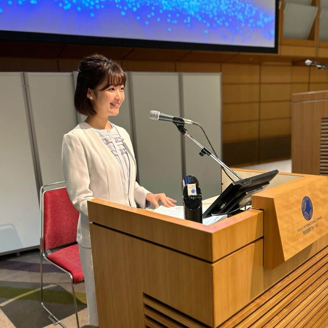 真野淑實さんのインスタグラム写真 - (真野淑實Instagram)「東京国際フォーラムにて 企業様の総会と交流会の司会を つとめさせて頂きました。  2年ほど続けて司会をさせて頂いていますが、 最初に進行させて頂いた会は コロナ禍で、ほぼオンライン。  今回から本格的に参集型となり 皆様の嬉しそうなお顔が印象的でした。  とても大きな企業様ですが、 いつも会の休憩中や、終了時に労いのお言葉を頂くことが 多く、励まされ鼓舞されています。  企業様の志も、いつも素敵で 司会をしながら、パワーも頂いています！  #司会 #企業司会 #式典司会 #mc  #東京 #東京国際フォーラム」7月5日 19時30分 - rie_mano