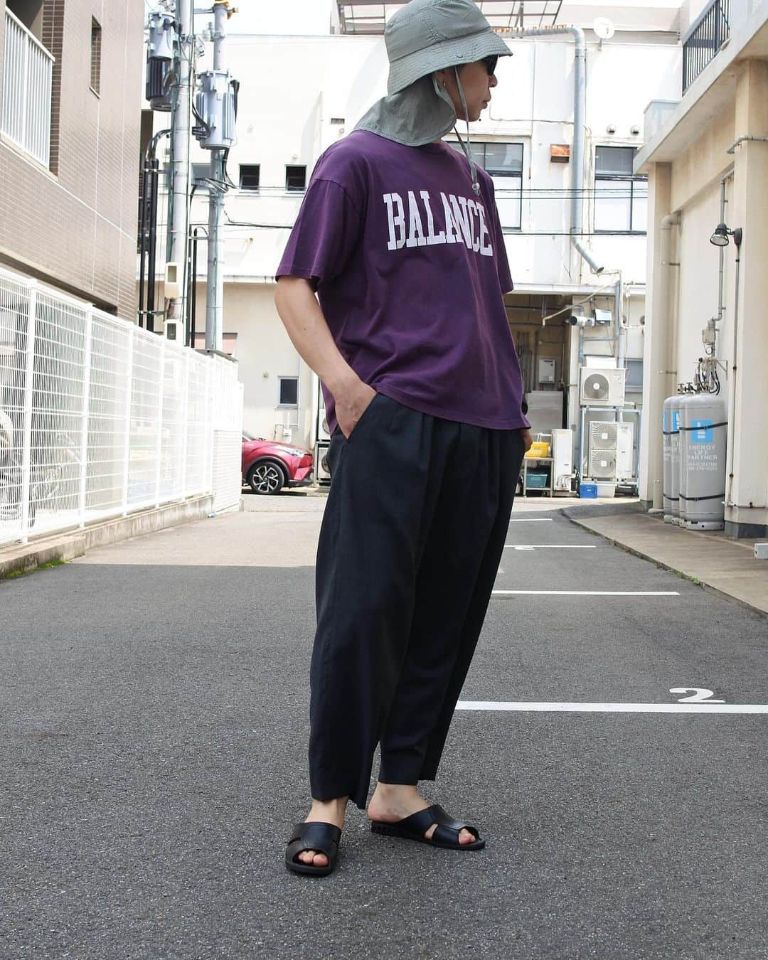 アナクロノームさんのインスタグラム写真 - (アナクロノームInstagram)「. PICK UP  AN211 SUMMER WOOL TAPERED TROUSERS  CHARCOAL   夏でも快適な着用感が特徴のサマーウールを使用。  ゆったりとしたシルエットに作ることでトラウザーながら落ち感があり心地よい”ヌケ感”が出ます。  キレイ目ながら着用しているとドレープ感も出るとてもおもしろい素材です。  パンツのみでもオススメです。  173cm / 62kg / SIZE 02  #ANACHRONORM #TROUSERS #pants  #WOOL #coordinate #styling #mens」7月5日 19時32分 - anachronorm262