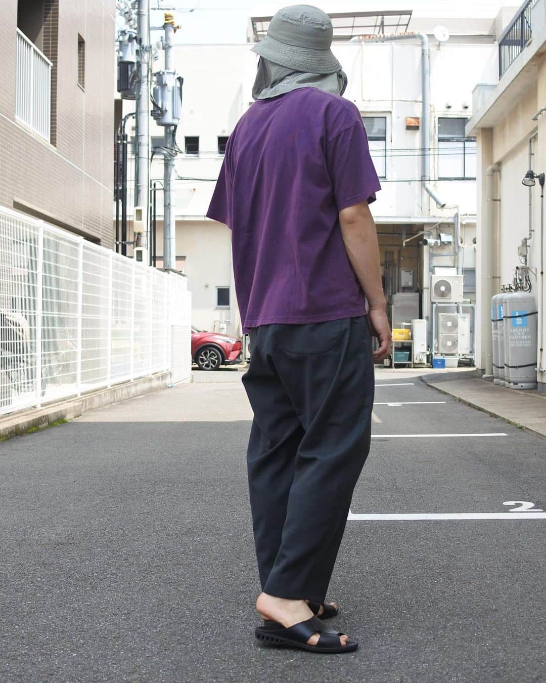 アナクロノームさんのインスタグラム写真 - (アナクロノームInstagram)「. PICK UP  AN211 SUMMER WOOL TAPERED TROUSERS  CHARCOAL   夏でも快適な着用感が特徴のサマーウールを使用。  ゆったりとしたシルエットに作ることでトラウザーながら落ち感があり心地よい”ヌケ感”が出ます。  キレイ目ながら着用しているとドレープ感も出るとてもおもしろい素材です。  パンツのみでもオススメです。  173cm / 62kg / SIZE 02  #ANACHRONORM #TROUSERS #pants  #WOOL #coordinate #styling #mens」7月5日 19時32分 - anachronorm262