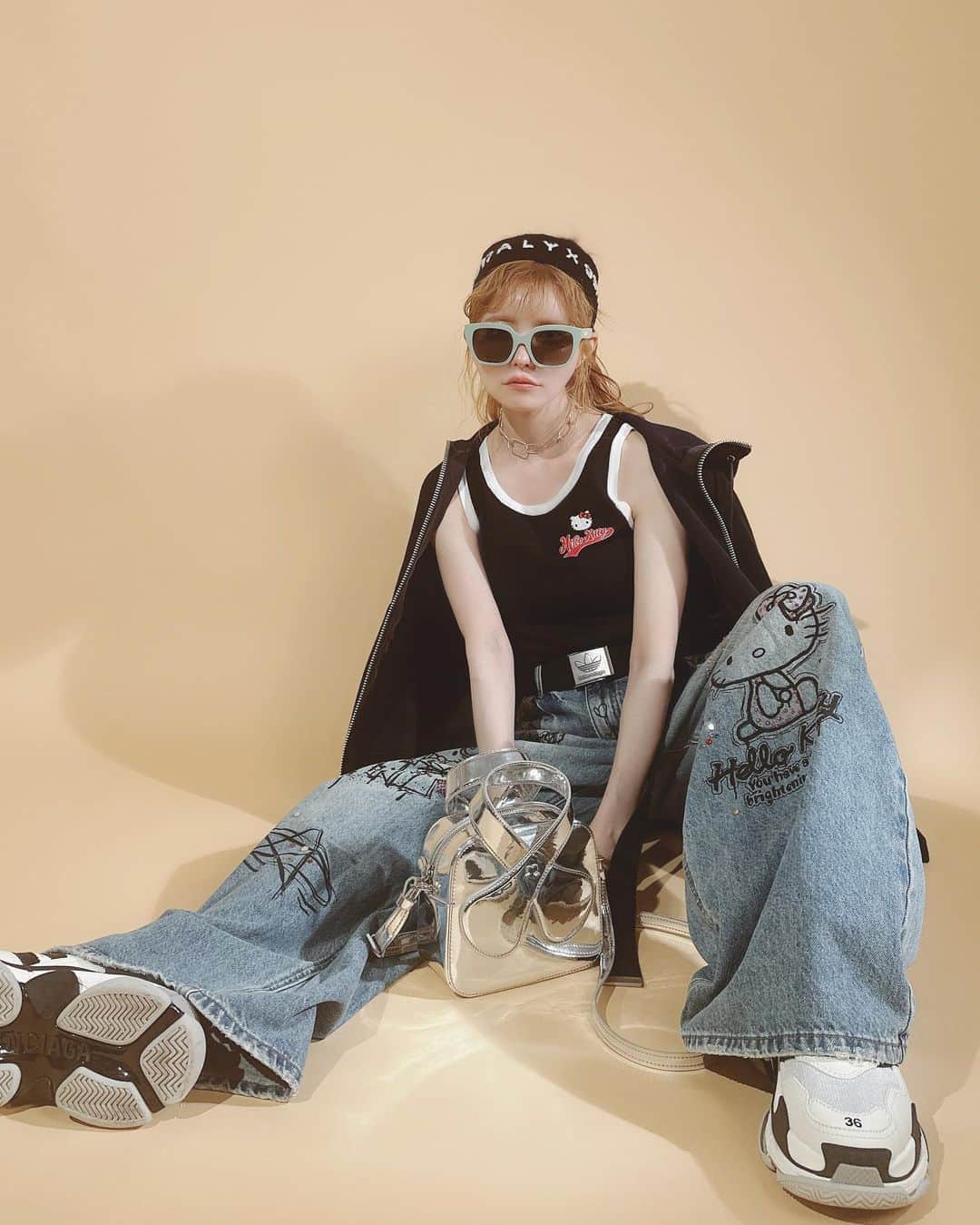 益若つばささんのインスタグラム写真 - (益若つばさInstagram)「キティーちゃん祭り🥱🤍 ⁡ ・hello kitty Tops & denim… UNIFREE ・Parker… @sacaiofficial  ・necklace… @hyke_official  ・sunglasses… @celine  ・kicks &belt… @adidasoriginals ✖️ @balenciaga  ・bag… @miumiu  ・hairband… @alyxstudio  ⁡  今日は病院で骨の様子見てくるー！🦴 生誕祭用に思い出の仙骨Tも作ってる🦴🦴笑 日常で着る用に作る予定。  あ、生誕祭日にち決まったよ！🎉  みなさんからのリクエストにより、なんと東京だけでなく大阪も決定！！  10/14(土)が東京で10/21(土)が大阪です！ ひとまず日にちだけ早く言いたかったので予定空けといてね🥺🫶🏻あと先着になりそうー！  また詳細出します！  お友達も出てくれそう🌈楽しみ🤍  #ootd #hellokitty #denim #outfit #balenciaga #celine #adidas #miumiu」7月5日 14時02分 - tsubasamasuwaka1013