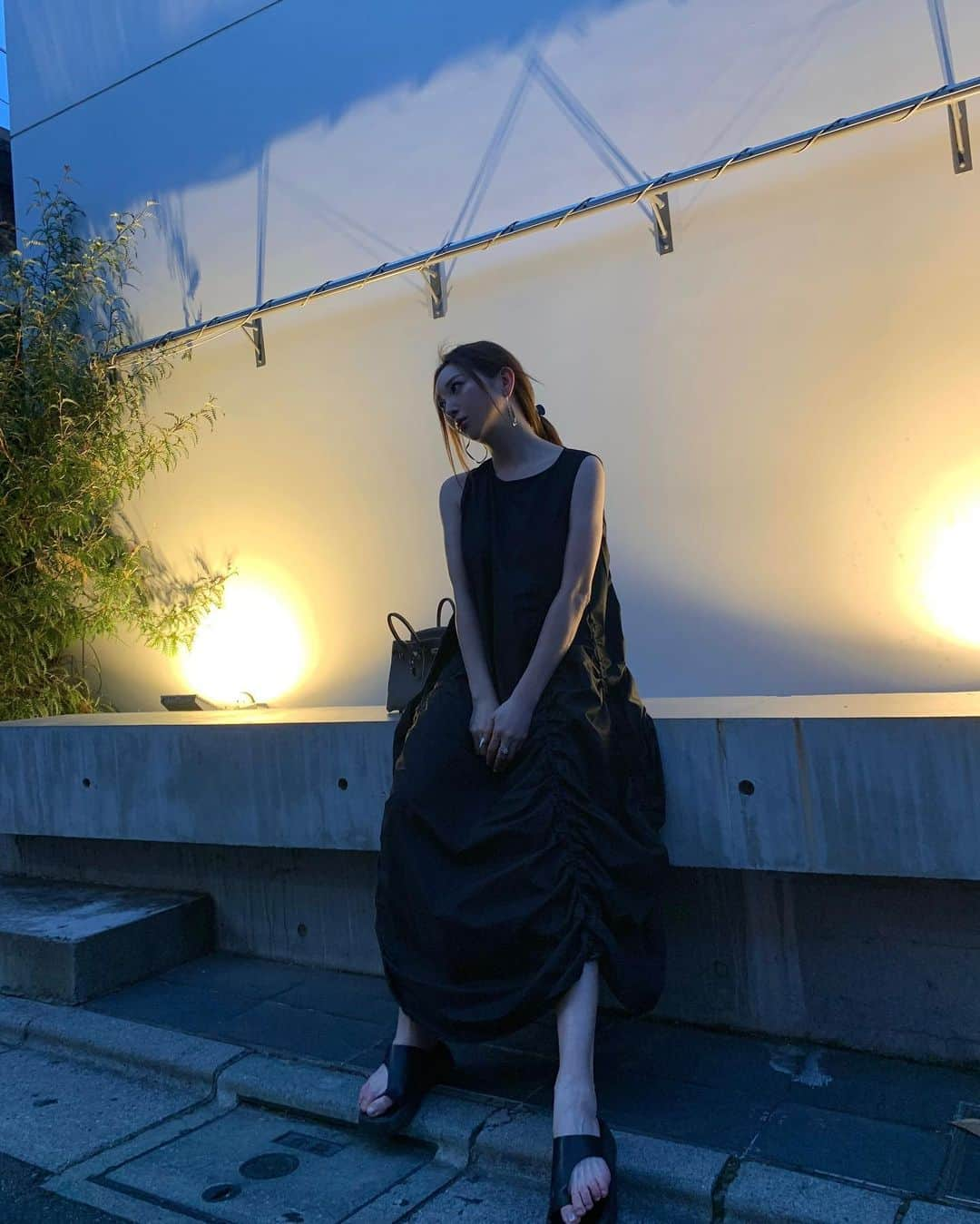 山崎みどりさんのインスタグラム写真 - (山崎みどりInstagram)「my favorite🖤 @heenie.heenie   ✔︎Volume Gathered Sleeveless Onepiece 2023 NEW Collection ────────────────────────── #ルーページ#ヒニヒニ #コーデ#ブラック #ダークグレー#ダークカラー #ホワイト #シンプル #白黒#白#黒#モード系#モード系ファッション #モード系女子#モードファッション #ファッション通販 #セレクトショップ#春服#春コーデ#モノトーン #ギャザーワンピース #ドレープ#ノースリーブ#ロングワンピース #ボリュームワンピース#ギャザー #ワンピース #roopage #heenieheenie」7月5日 14時03分 - midori_yamasaki_