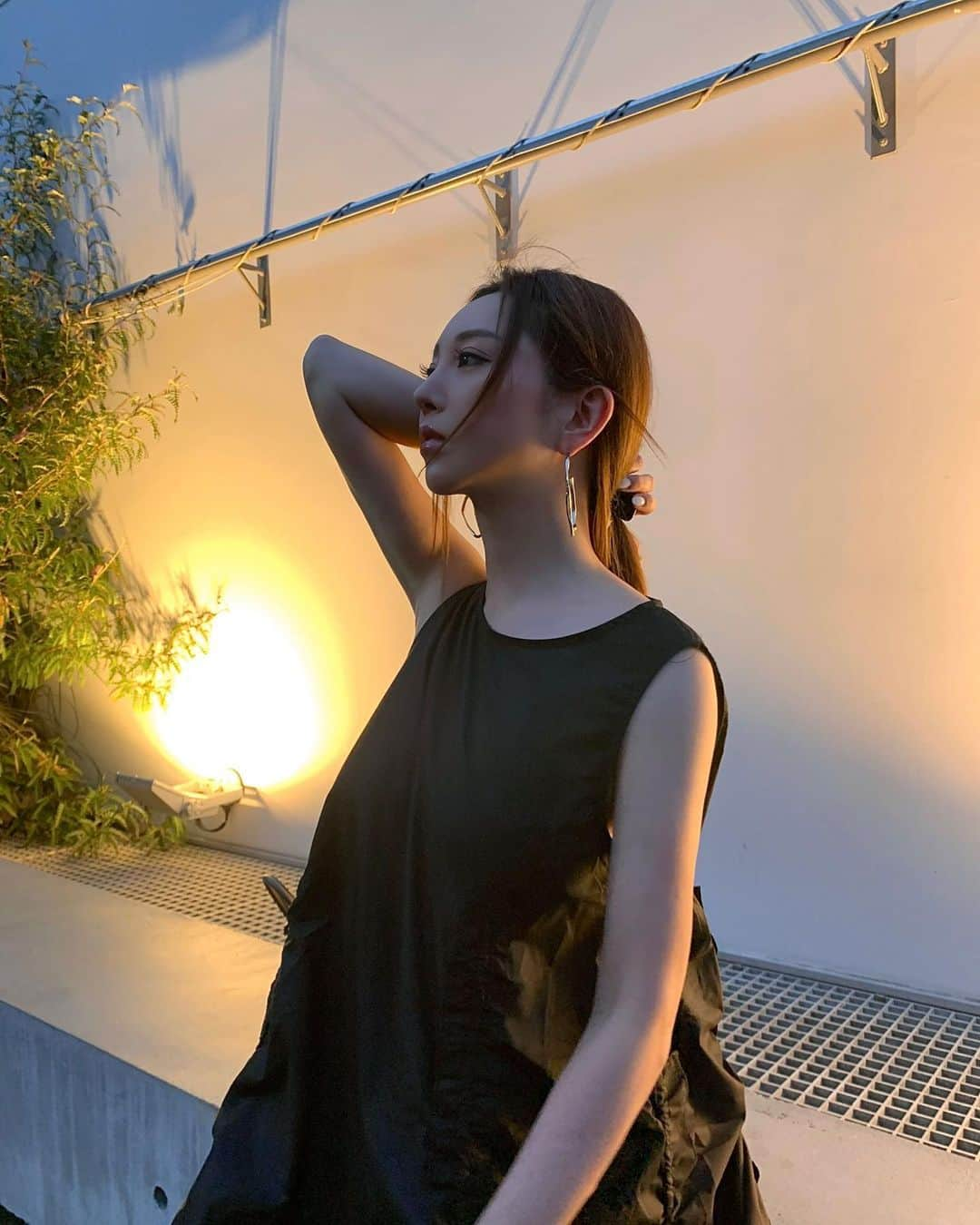 山崎みどりさんのインスタグラム写真 - (山崎みどりInstagram)「my favorite🖤 @heenie.heenie   ✔︎Volume Gathered Sleeveless Onepiece 2023 NEW Collection ────────────────────────── #ルーページ#ヒニヒニ #コーデ#ブラック #ダークグレー#ダークカラー #ホワイト #シンプル #白黒#白#黒#モード系#モード系ファッション #モード系女子#モードファッション #ファッション通販 #セレクトショップ#春服#春コーデ#モノトーン #ギャザーワンピース #ドレープ#ノースリーブ#ロングワンピース #ボリュームワンピース#ギャザー #ワンピース #roopage #heenieheenie」7月5日 14時03分 - midori_yamasaki_