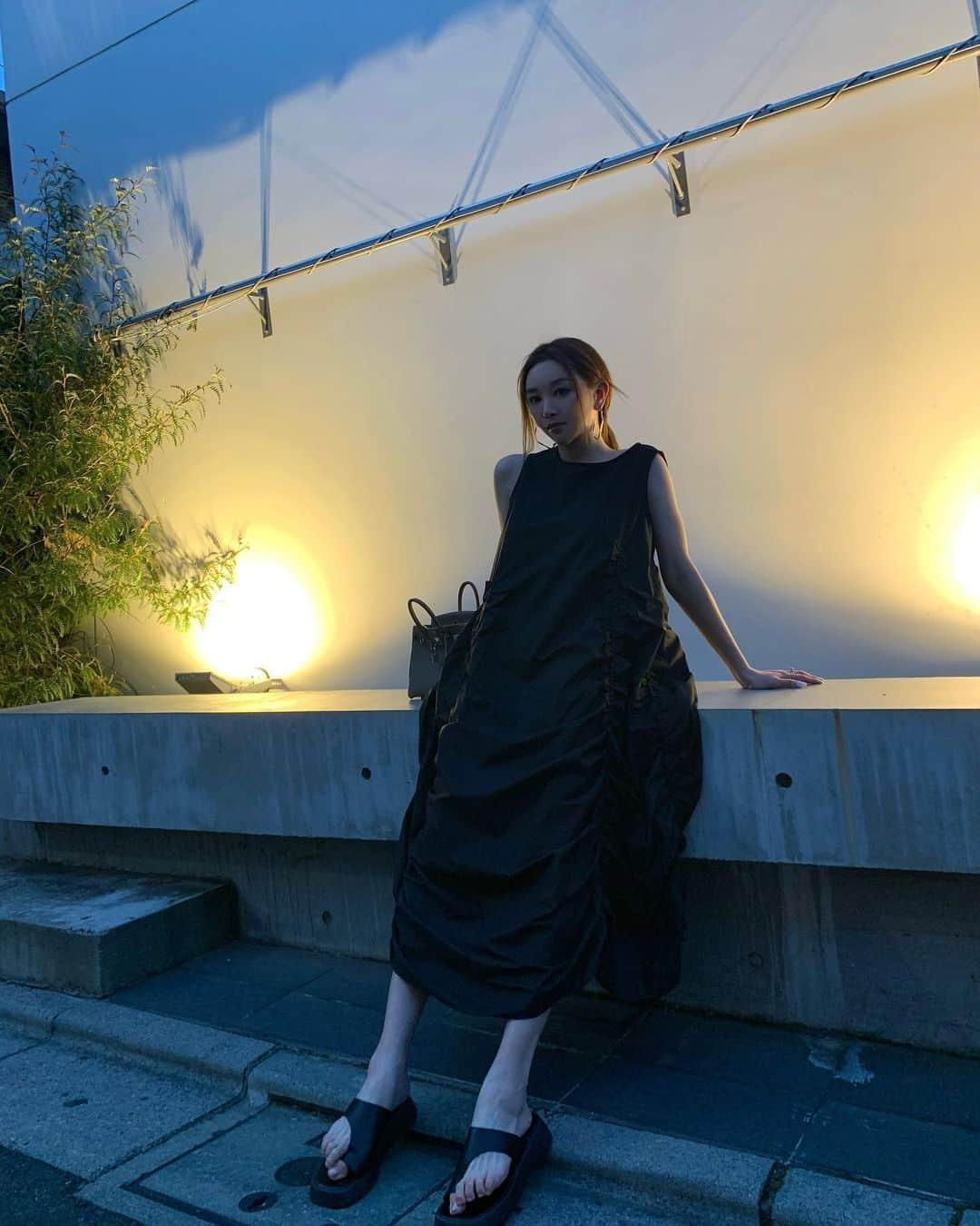 山崎みどりさんのインスタグラム写真 - (山崎みどりInstagram)「my favorite🖤 @heenie.heenie   ✔︎Volume Gathered Sleeveless Onepiece 2023 NEW Collection ────────────────────────── #ルーページ#ヒニヒニ #コーデ#ブラック #ダークグレー#ダークカラー #ホワイト #シンプル #白黒#白#黒#モード系#モード系ファッション #モード系女子#モードファッション #ファッション通販 #セレクトショップ#春服#春コーデ#モノトーン #ギャザーワンピース #ドレープ#ノースリーブ#ロングワンピース #ボリュームワンピース#ギャザー #ワンピース #roopage #heenieheenie」7月5日 14時03分 - midori_yamasaki_