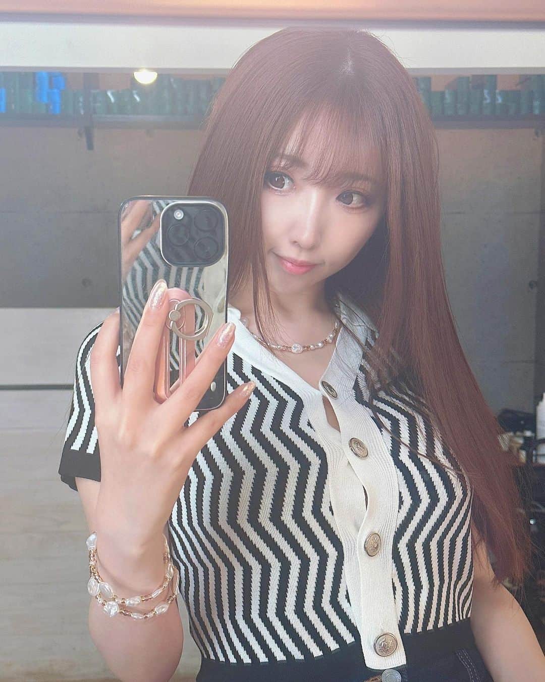 のインスタグラム：「Rr salonの藤田さんに髪の毛キレイにしてもらいました～！ ほんと生き返った٩(ˊᗜˋ*)و！！！ いつもありがとうございます・・！ ボドゲ会でもたくさん褒めてもらえました(*•̀ᴗ•́*)و ̑̑ ⁡ ちょっと暗くしたよっ ⁡ ꙳✧˖°⌖꙳✧˖°⌖꙳✧˖°⌖꙳✧˖°⌖꙳✧˖°⌖꙳✧˖°⌖꙳✧˖°⌖꙳✧˖°.. 🏡お店情報🏡 Rr SALON AOYAMA 東京都港区北青山２-１２-２７ デコール青山3F 外苑前駅から徒歩2分,表参道駅から徒歩7分 https://www.instagram.com/misa10rr/ ꙳✧˖°⌖꙳✧˖°⌖꙳✧˖°⌖꙳✧˖°⌖꙳✧˖°⌖꙳✧˖°⌖꙳✧˖°⌖꙳✧˖° ⁡ * * * * * 🍑ももれくフレンズ予定🍑 ⁡ 8/11　コスホリック36 8/13　コミケ102 ※サークル参加！ 8/20　屋形船で打上げ予定 8/27　東京バンビーナ撮影会 ⁡ 🍑毎日更新中ファンクラブサイト「Fantia」🍑 Instagramに載せられないのが載ってます♡ https://fantia.jp/fanclubs/17179 ⁡ 🍑＼To my overseas fans／🍑 ▶️https://www.patreon.com/momoreku ⁡ 🍑毎日更新中ファンクラブサイト「Fantia」🍑 Instagramに載せられないのが載ってます♡ https://fantia.jp/fanclubs/17179 ⁡ * * * * * #Aoyama #rrsalon #アールサロン  #アールサロン青山 #ミネコラ  #トリートメント #ヘアケア #美容  #髪質改善 #beautyhair #美容垢」