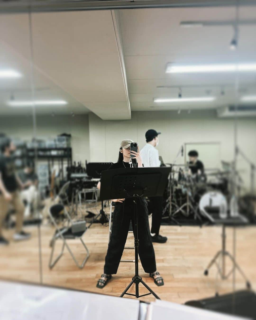 鷲尾伶菜のインスタグラム：「🤞🏻」