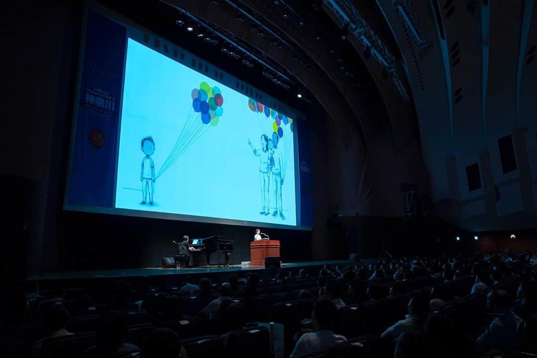 大和田美帆さんのインスタグラム写真 - (大和田美帆Instagram)「. 先日の　#パシフィコ横 横浜　での  主に生命保険関連にお勤めの皆様に向けた #講演会　の様子です。  5000人満席で。 皆さま真剣に聞いてくださって かえって緊張がほどけました。  聞いてくださる方が目の前にいることが 有難いし嬉しかった！  自分の経験を元に #紡がれていく命の絆　というテーマで  #横浜こどもホスピス　 #ミホステ 父との朗読 など最近の活動が 母がきっかけで始まり、また 今も繋がっていることを話しました。  どんなことにも意味があり、 どんな小さなことも今にしっかり繋がっている。 だからこそ今を大切にして未来に繋げていきたいな。  話したいことを考えていた時、ここ数年のことを振り返って自分の気持ちがまとまっていくのを感じました。  このような機会を頂けたことに感謝です。  朗読した絵本は #とんでいったふうせんは #therememberballoons   歌った歌は #おやすみワガコ #にじ  でした。 有り難うございました。  #講演会#人前で話す#人に伝える話し方 #自己表現　子どもたちに教えてるからこそ まずは自分が体現してみる！ @cocokara_ws」7月5日 14時05分 - miho_ohwada