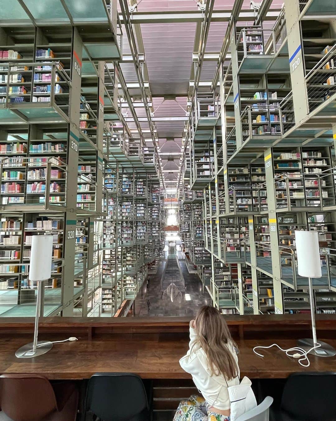 myumyuさんのインスタグラム写真 - (myumyuInstagram)「アーティスティックな図書館  📍#ヴァスコンセロス図書館 #bibliotecavasconcelos ,Mexico City  #Mexico#méxico#mexicocity#mexicotravel#library#librarydesign#art#メキシコ#メキシコシティ#メキシコ旅行#図書館#旅好き#旅行記#海外旅行#biblioteca」7月5日 20時00分 - myumyu_travel_bikini