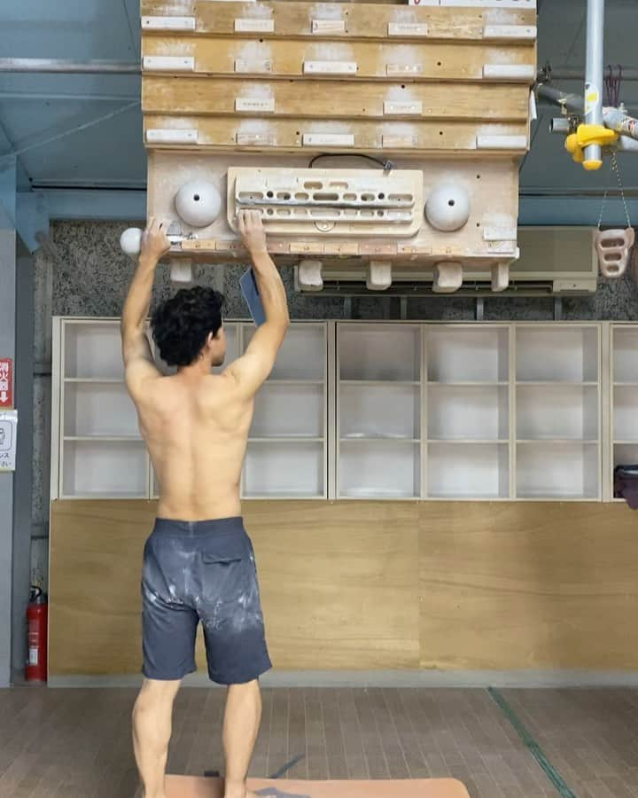 小山田大のインスタグラム：「I have weak upper body strength, specifically lock offs and one hand pull-ups, so I need to train them. So I thought of some training menus. I can't do it well yet, but I want to do my best.  10年程前に片腕懸垂で肘を酷く傷めた以来何となく敬遠していた片腕懸垂と片手のロックオフ。 今期はちょっと刺激を入れてみようかといくつかトレーニングメニューを考えてみた。 まだ上手く出来ないが、頑張りたい。」