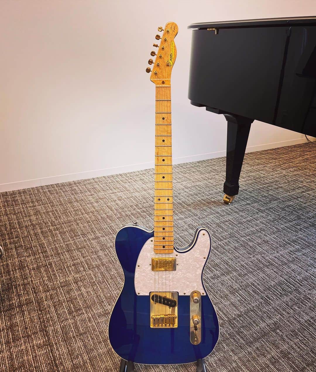 菊田俊介のインスタグラム：「My Blue Moon. I just took the photo. #moonguitars #customguitar #signatureguitar #shunkikuta」
