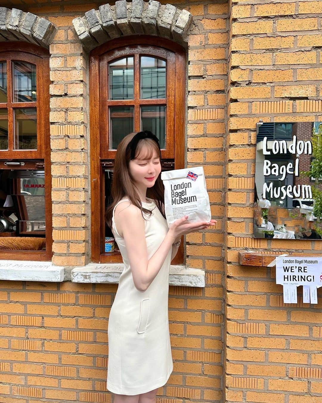 ayakoのインスタグラム：「またまたきちゃった🥯🧡🇰🇷 韓国いったら絶対たべてほしい✨ London Bagel Museum🇬🇧✨ お昼すぎに行ってテイクアウトで30分、イートインで1.5時間待ちくらい🥹 近くのお店ふらふらしてたらあっという間✨💄  ワンピースは @tarajarmon_jp 🤍 後ろ姿もかわいい💙🤍❤️  今回の韓国旅行には、先日いった韓国で流行っているコスメブランドのイベント、 @nugu__official @nugu_beauty でいただいた韓国コスメを持って来たよ🩷😌  特にこのコスメとパックがお気に入り☺️ （3.4枚目） あとはロムアンドのお姉さんブランドnuseが先日韓国でローンチしたばっかりなのでオリヤンにあるかな？ あとでみてくる😛  あとは安定大好き飛行機の必需品ダルバのミスト✨☺️ さっきオリヤンでダルバのパックを発見したので買ってみたよ✨使うの楽しみ❤️  韓国コスメってほんと大好き楽しい最高💄🇰🇷  #londonbagelmuseum #ソウルカフェ #韓国旅行 #tarajarmon #韓国コスメ #韓国コスメ購入品 #韓国コスメレビュー」