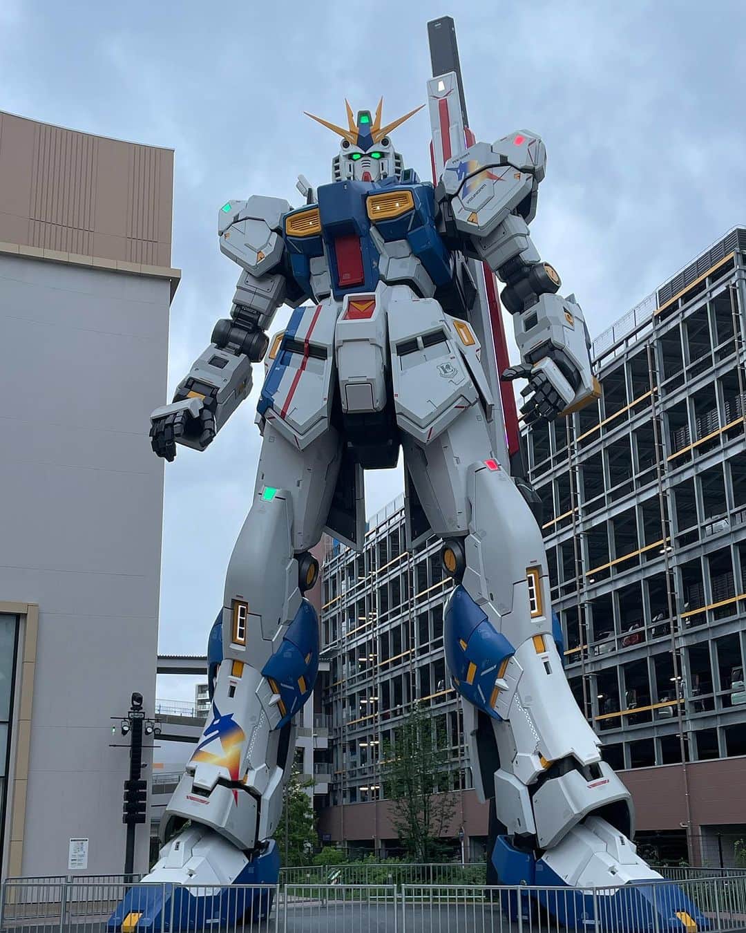 のインスタグラム：「やっとνガンダム拝む事が出来ました‼️🤩🤩🤩🤩🤩 動いてるのも観れたし ジオン派の僕もコレは たまらんかったわ 観に行ってよかった😆  #機動戦士ガンダム #νガンダム #立像 #福岡県  #博多  #νガンダムは伊達じゃない  #ららぽーと福岡  #ガンダム大好き芸人  #ラジバンダリ西井」