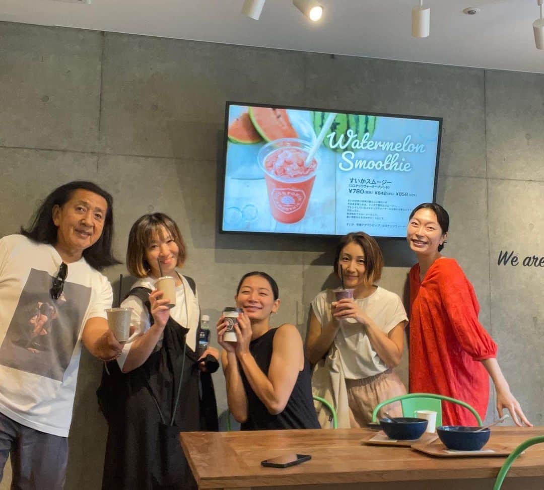 Ken Harakumaのインスタグラム：「ケンハラクマのアシュタンガヨガマイソールクラス@IYC表参道スタジオ @international_yoga_center  蒸し暑い日の朝練後は、必ずと言って良い程直行したくなるのが @ficoandpomum   定番の、ストロベリーバナナスムージーにお気に入りのヘンププロテインをダブル+チアシードを追加して、元気モリモリ❣️ 今日も頑張りましょう‼️ @u_ka_music  @keicoyoga  @minami.pu_  #スムージー  #インターナショナルヨガセンター  #表参道カフェ  #アシュタンガヨガ  #マイソールクラス  #ケンハラクマ」