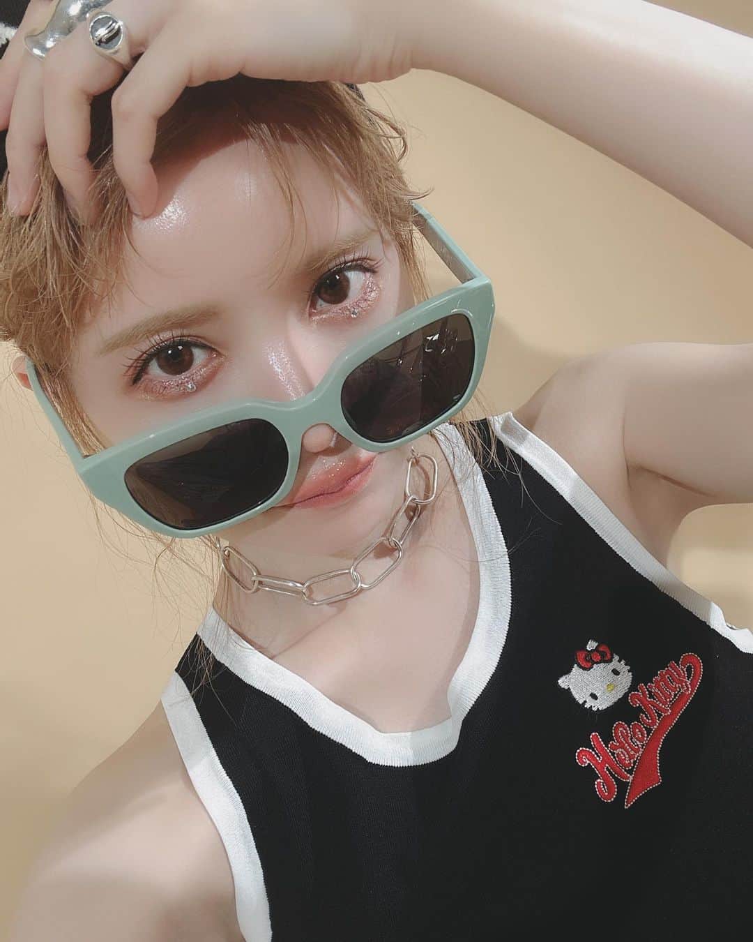 益若つばさのインスタグラム：「⁡やっとサングラスもつけられるようになったから最近買ったよ🕶️  @celine のです。 くすみパステル大好きです。  コンタクトも新しいの気づいた？  ベアー🧸って色なんだ🤎 発売はまだ先だけど一足お先に見せちゃいますー🧸🐻🧸🐻ふふふー。赤み茶色可愛いーーー。  目の下ラインストーンとかラメとか煌めきたいですー。  DOLLYWINKのスティックラメシャドウのオレンジブラウンやっぱりかための涙袋作るの素晴らしすぎるな。 @dolly_wink   #sunglasses #celine #hyke #bambiseries」