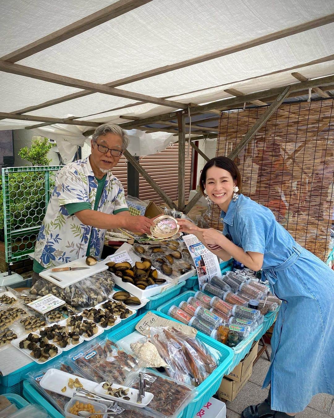 酒井瞳さんのインスタグラム写真 - (酒井瞳Instagram)「初めて訪れた #能登半島 の #輪島  #輪島朝市 地元の新鮮な食材や特産品が沢山並んである✨‼️  テンション上がってめちゃくちゃ買い物しちゃった！旅の醍醐味！楽しくて美味しくて幸せ❤️  あ、むしあわびは試食だけさせてもらいました😂笑 めちゃくちゃ美味しかった！  そして驚いたのが能登丼を頼むとお箸をプレゼントしてもらえるんです！(能登丼認定証があるお店)  めちゃくちゃ豪華🥹✨能登丼は新鮮なひらまさ　プリップリで脂のっててめちゃくちゃ美味しかったです🤤  そして輪島市は朝ドラ #まれ の舞台になった場所✨実は私も少し出演してたのでちゃっかり記念写真🤣✨  しかし今回は違う映画の聖地巡礼ロケだったのですが何の映画か分かりますか〜？😎  また放送前に告知しますね😁  #旅 #輪島市 #ロケ地 #聖地巡礼 #能登」7月5日 14時23分 - s.sakaihitomi